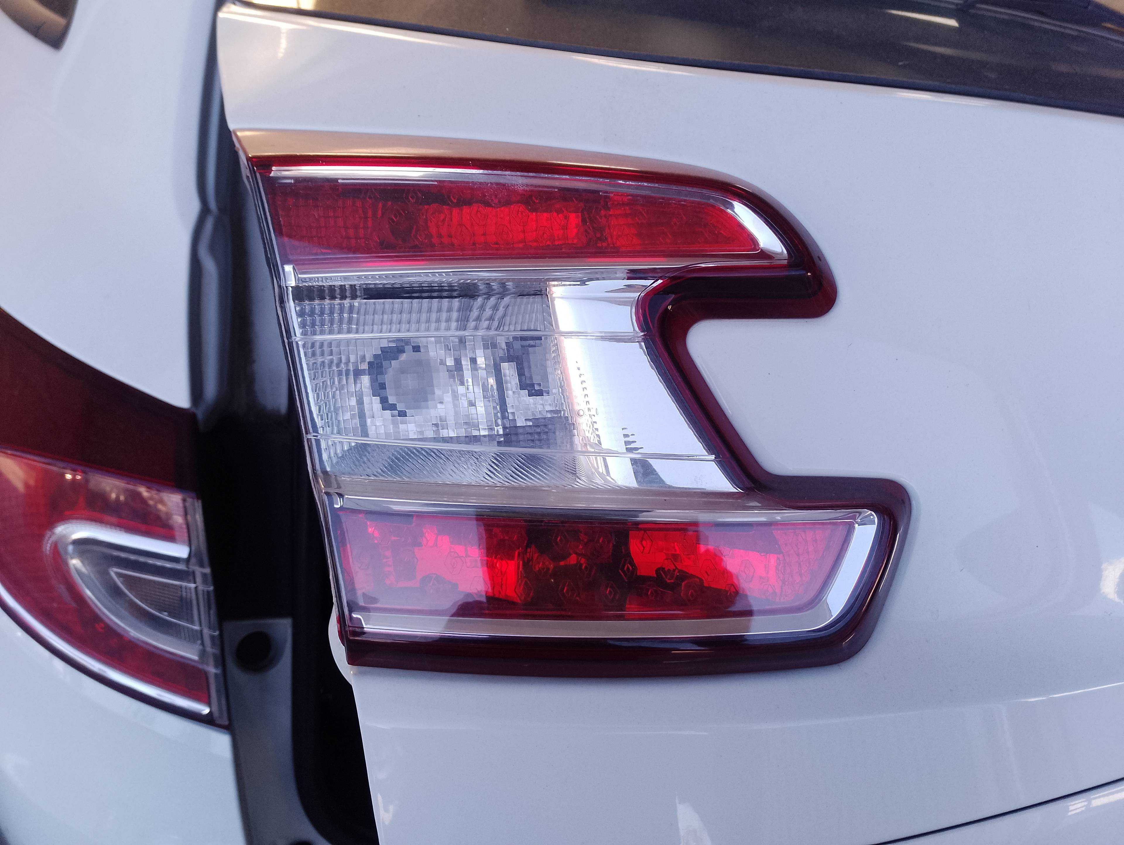Recambio de piloto porton trasero izquierdo para renault megane iii sport tourer dynamique referencia OEM IAM   