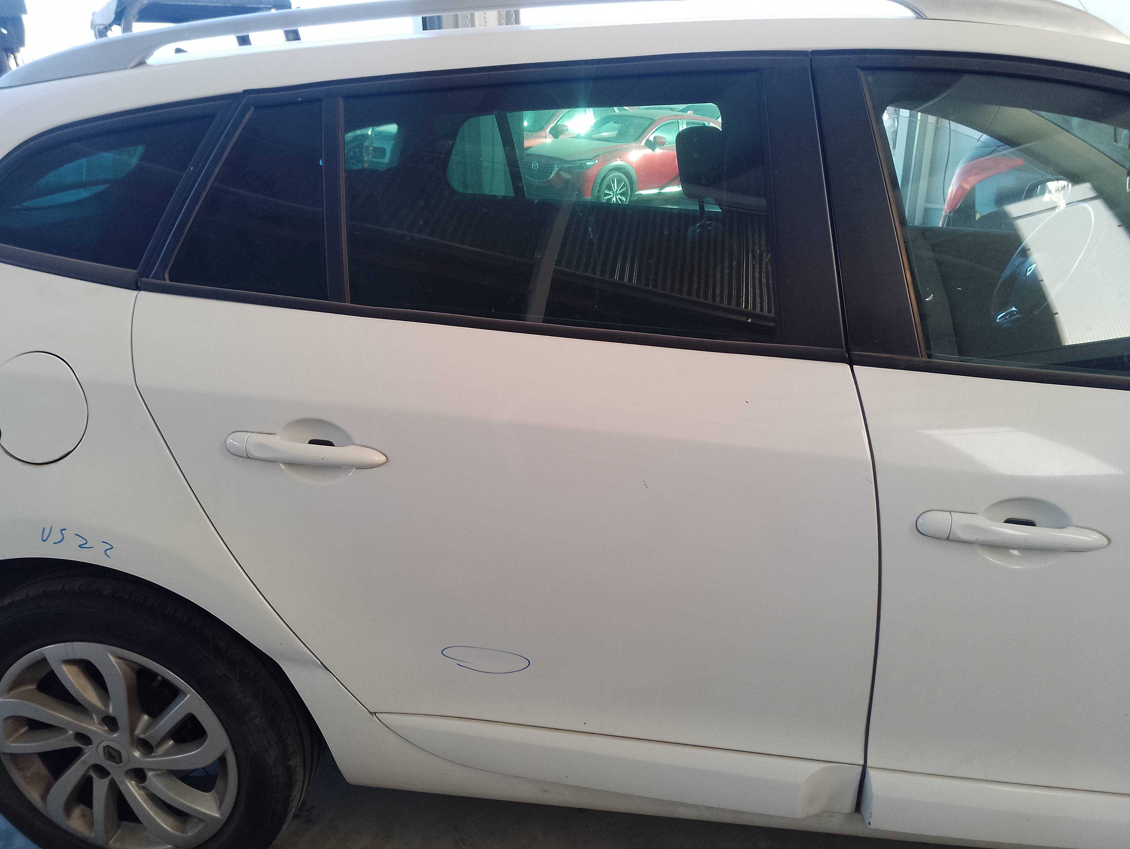 Recambio de puerta trasera derecha para renault megane iii sport tourer dynamique referencia OEM IAM   