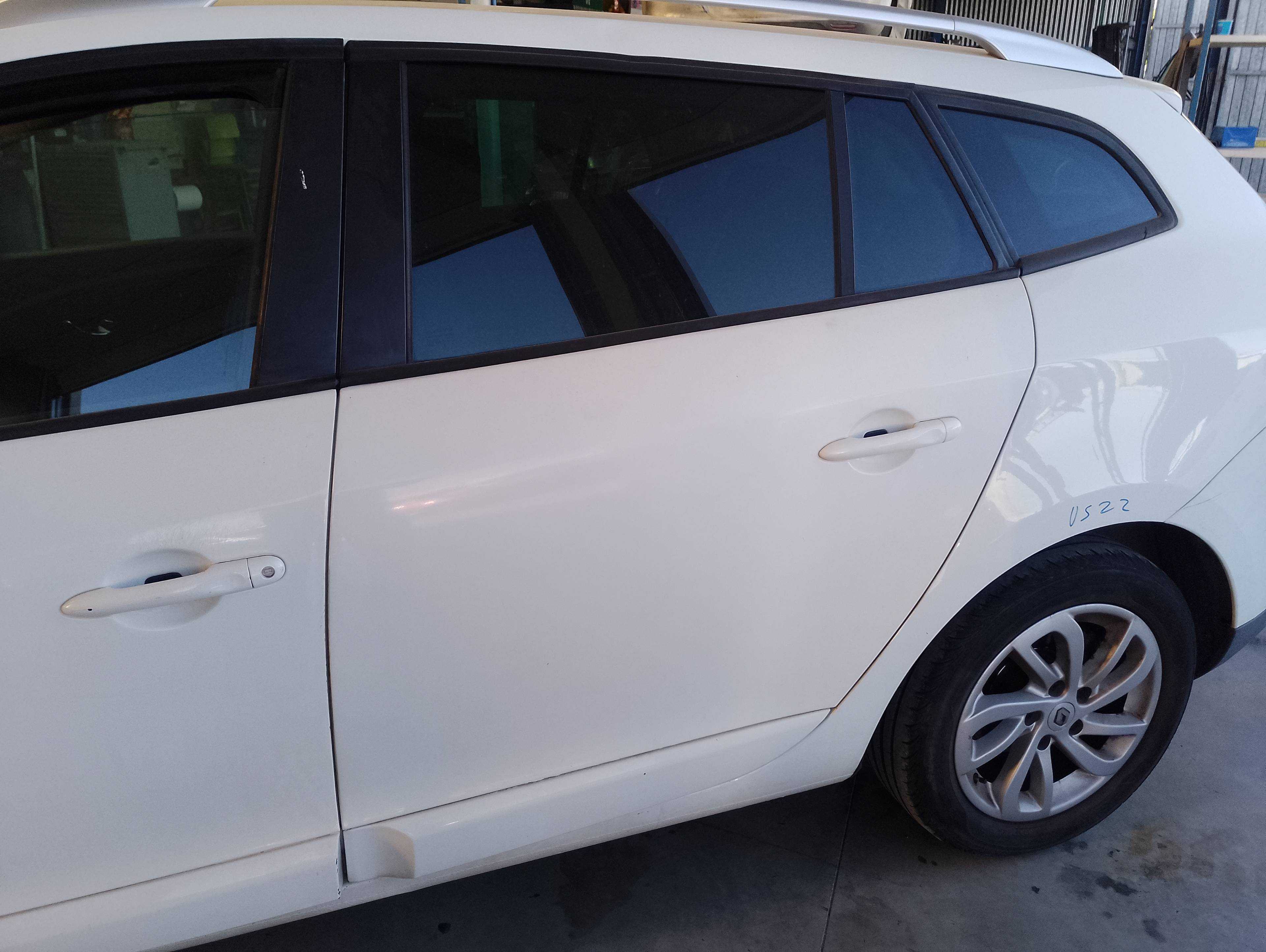 Recambio de puerta trasera izquierda para renault megane iii sport tourer dynamique referencia OEM IAM   