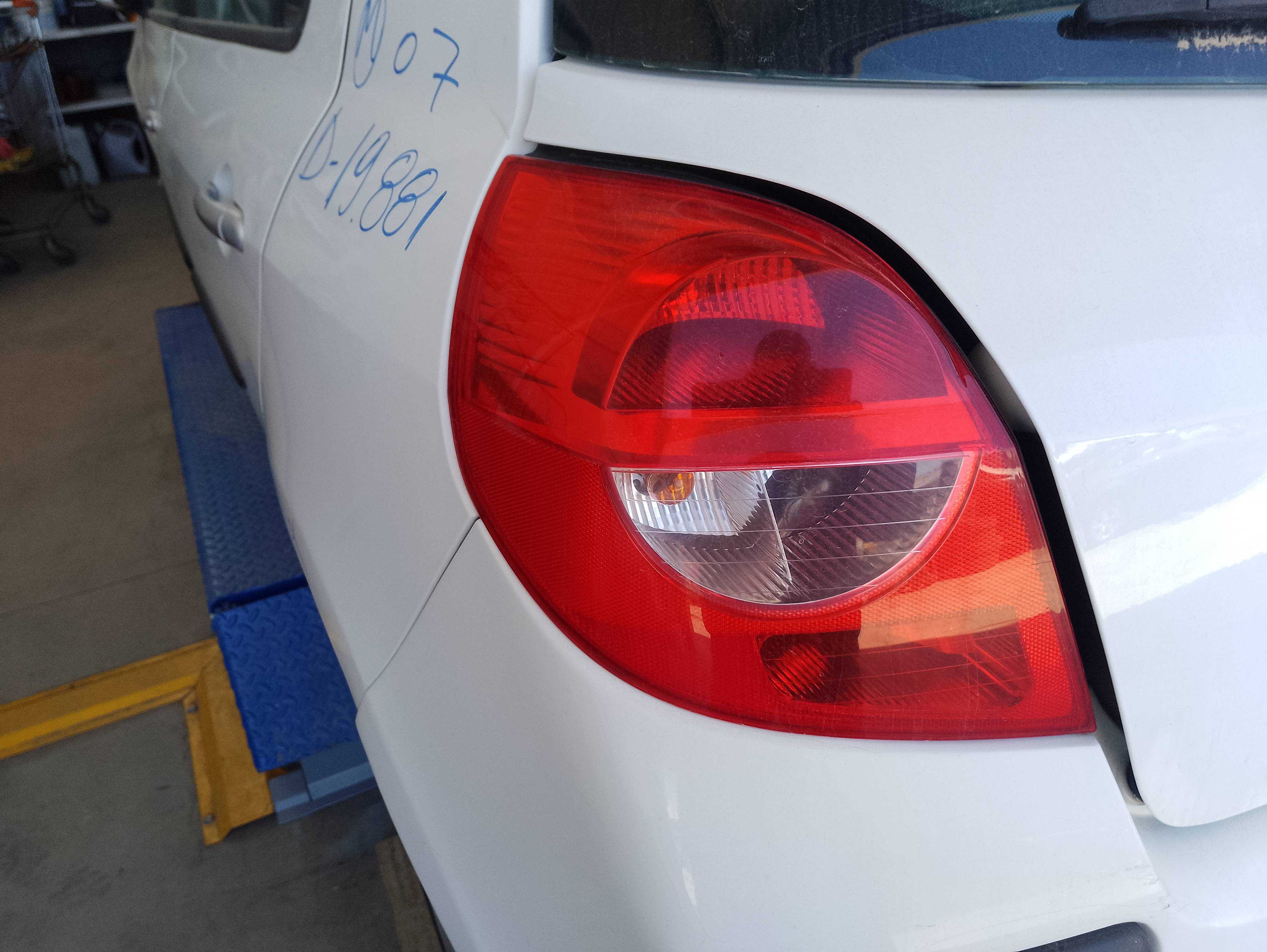 Recambio de piloto trasero izquierdo para renault clio iii referencia OEM IAM   