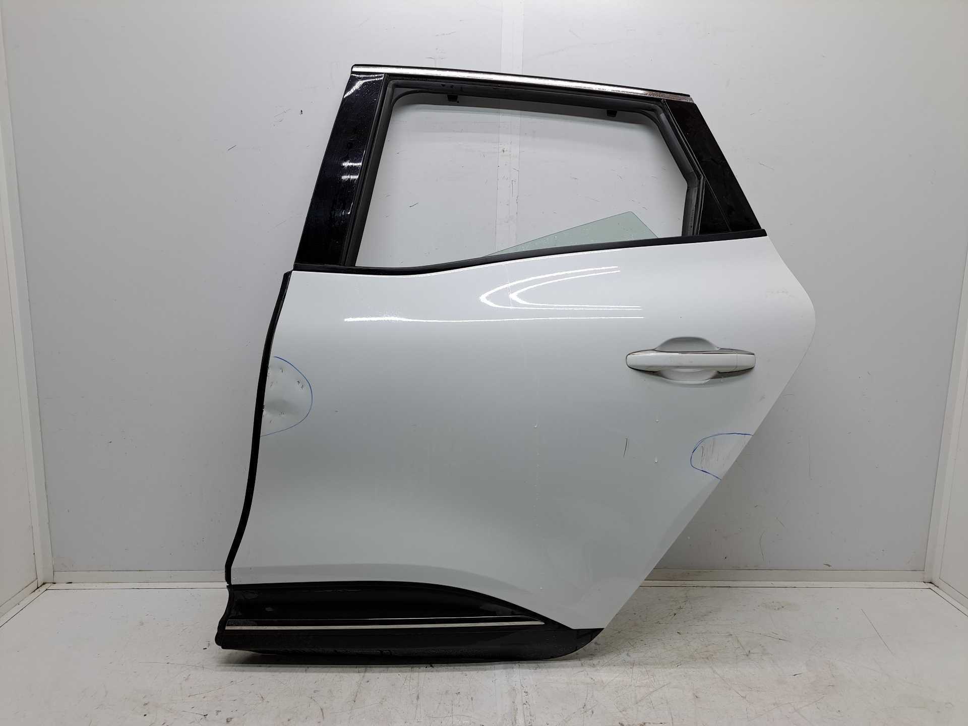 Recambio de puerta trasera izquierda para renault scenic iv zen referencia OEM IAM   