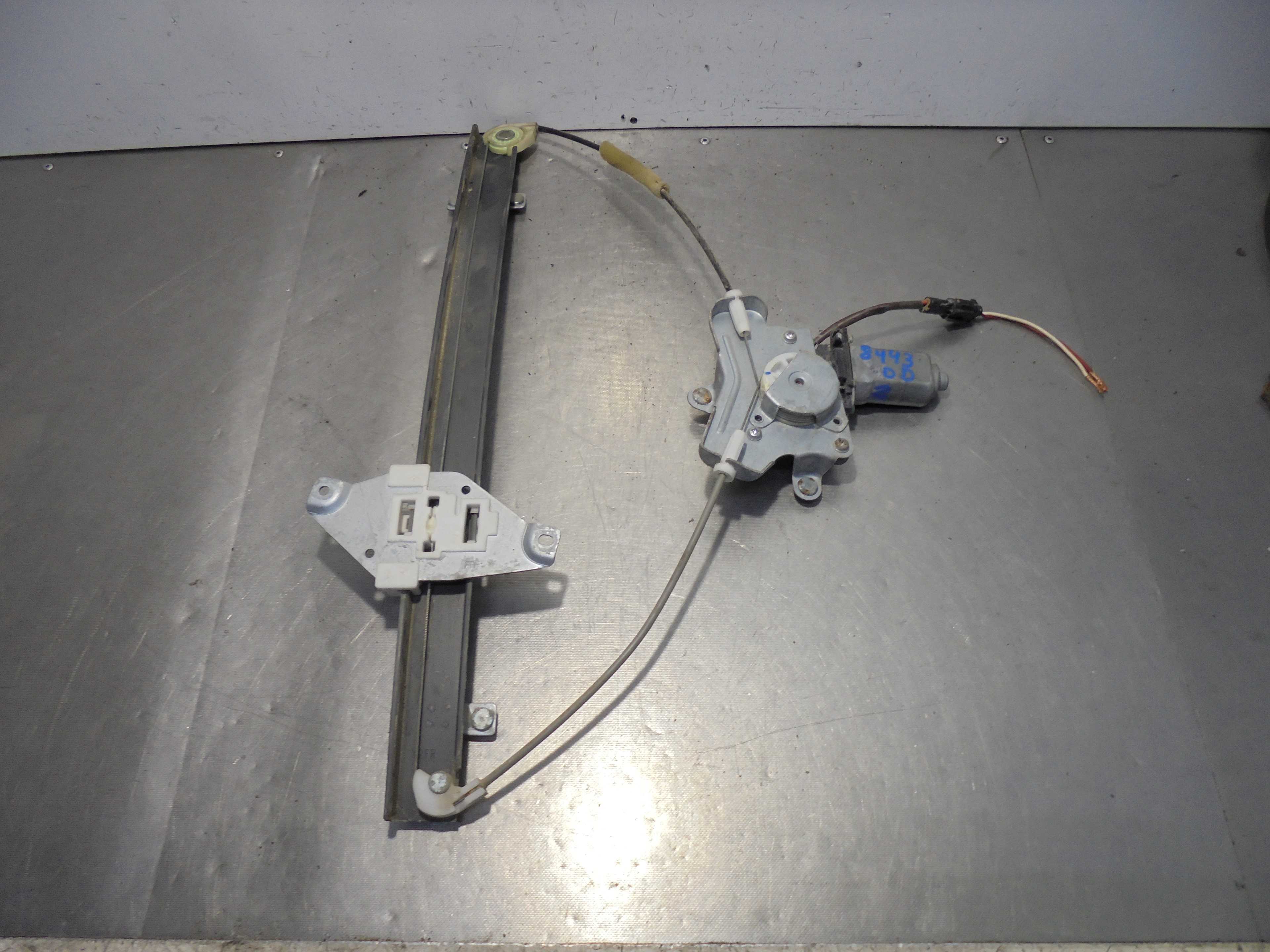 Recambio de elevalunas delantero derecho para ssangyong rexton 2.7 turbodiesel cat referencia OEM IAM 8810008011 DENSO 