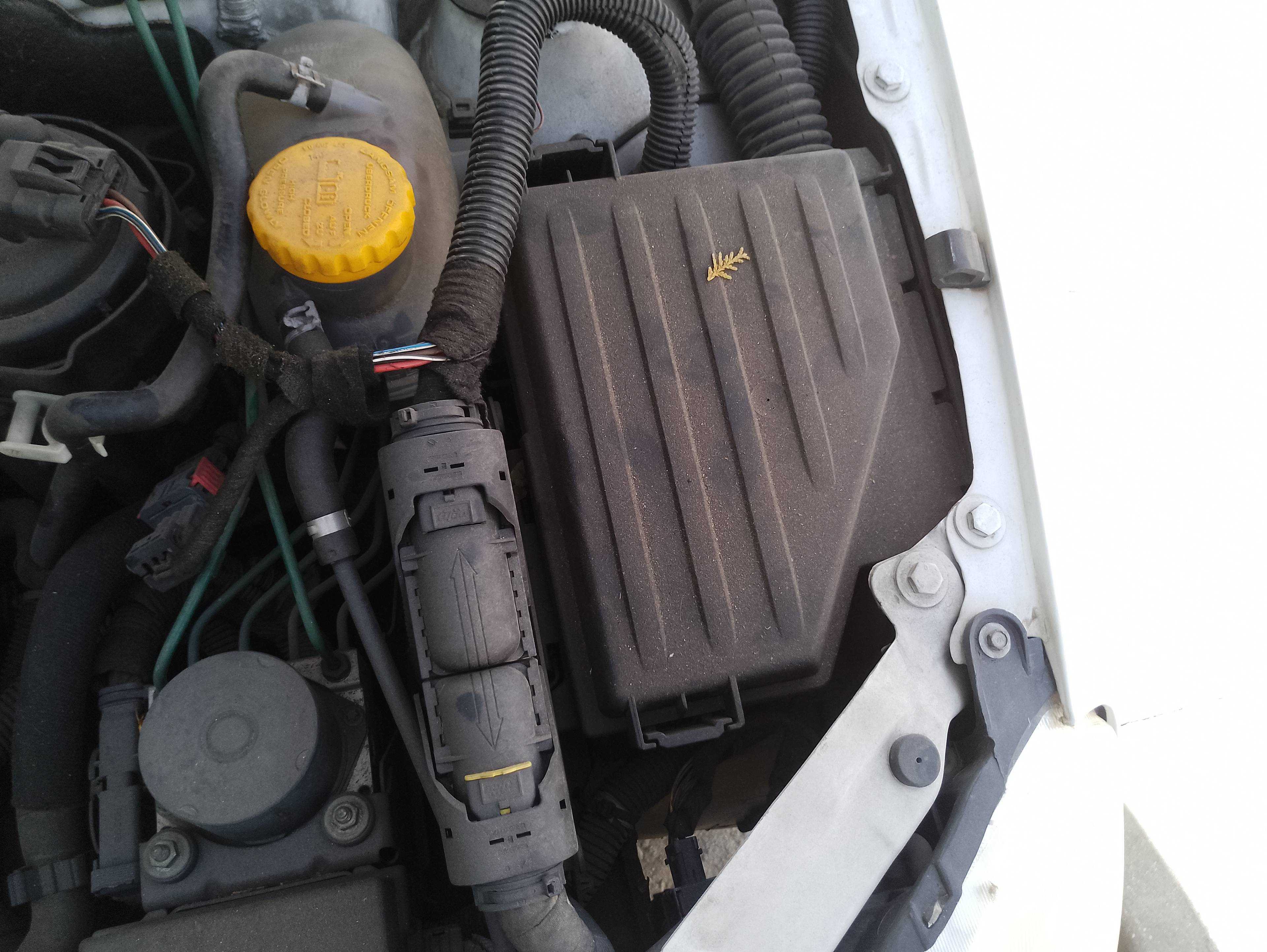 Recambio de caja reles / fusibles para opel corsa c blue line referencia OEM IAM   