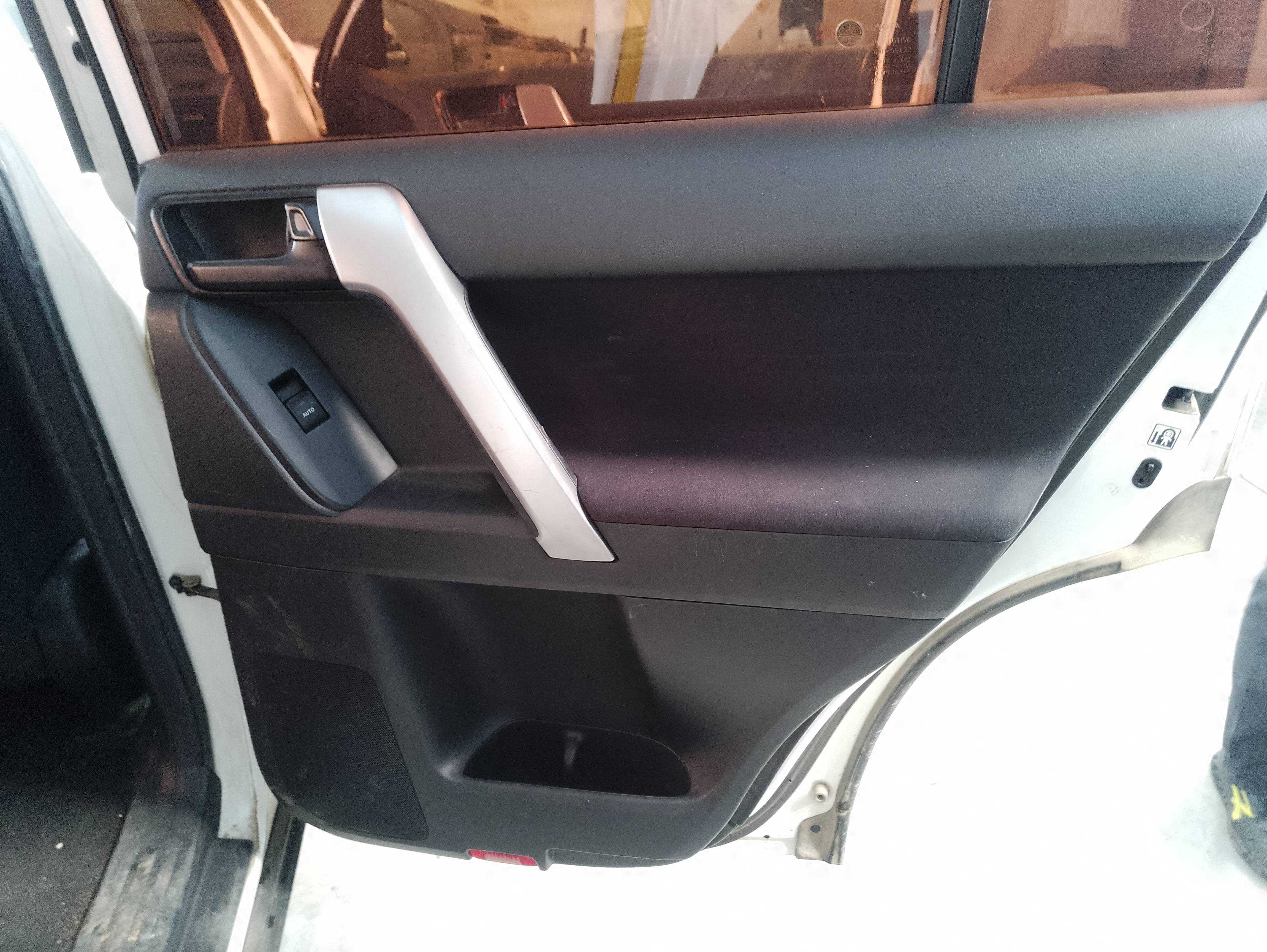 Recambio de guarnecido puerta trasera derecha para toyota land cruiser (j15) basis referencia OEM IAM   