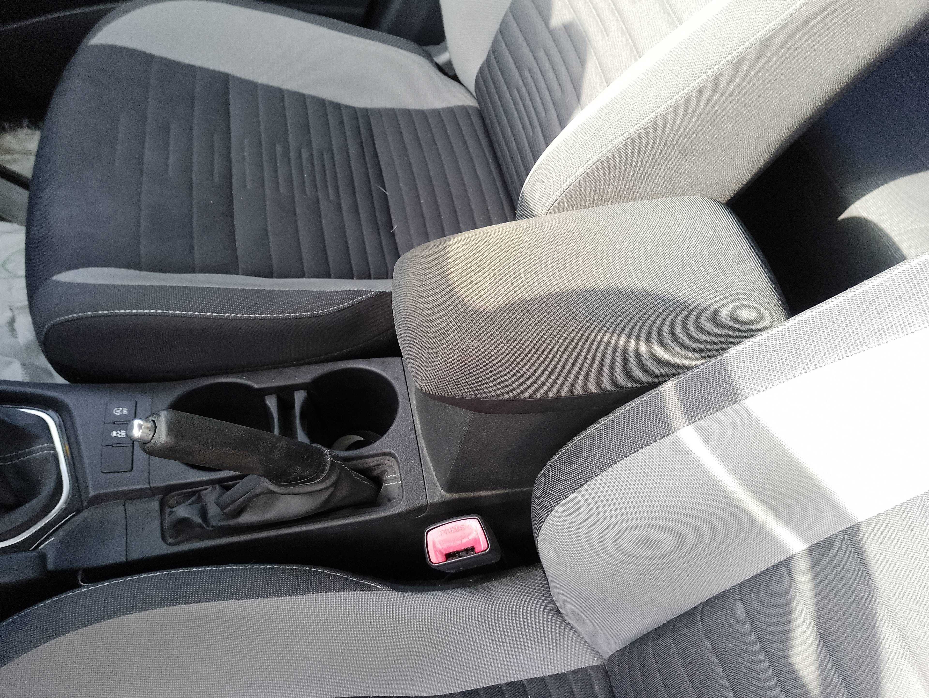 Recambio de apoyabrazos central para toyota auris active referencia OEM IAM   