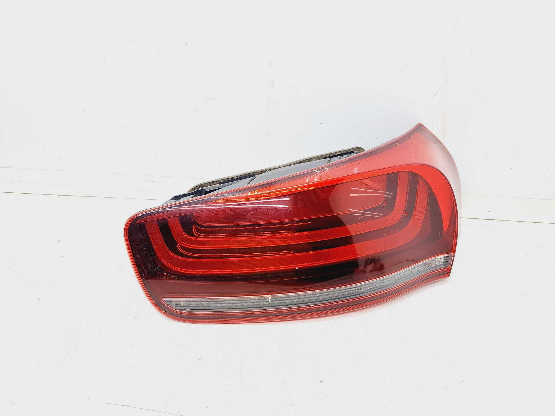 Recambio de piloto porton trasero derecho para citroën c4 picasso origins referencia OEM IAM 21023302R HELLA 