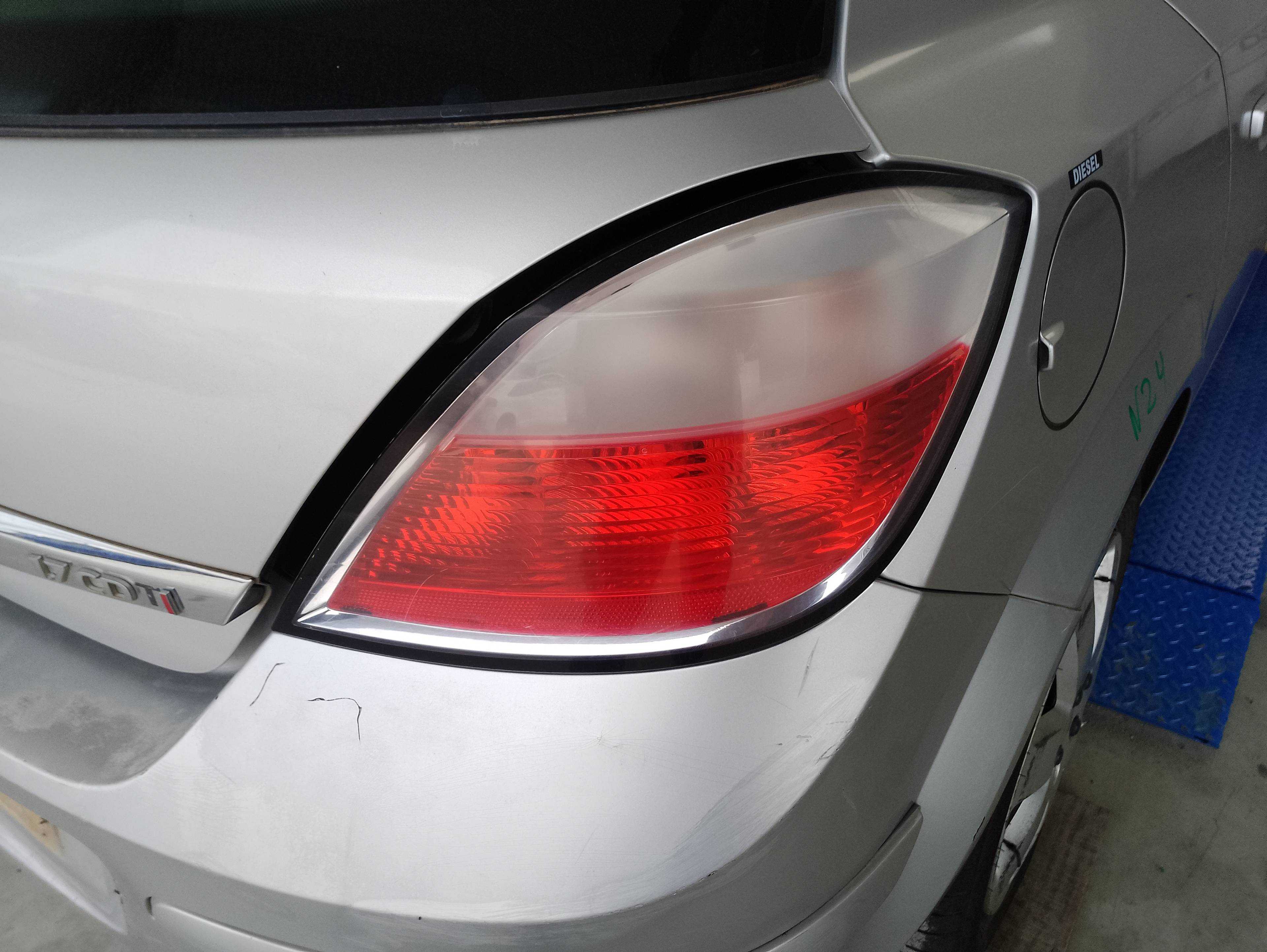Recambio de piloto trasero derecho para opel astra h berlina cosmo referencia OEM IAM   