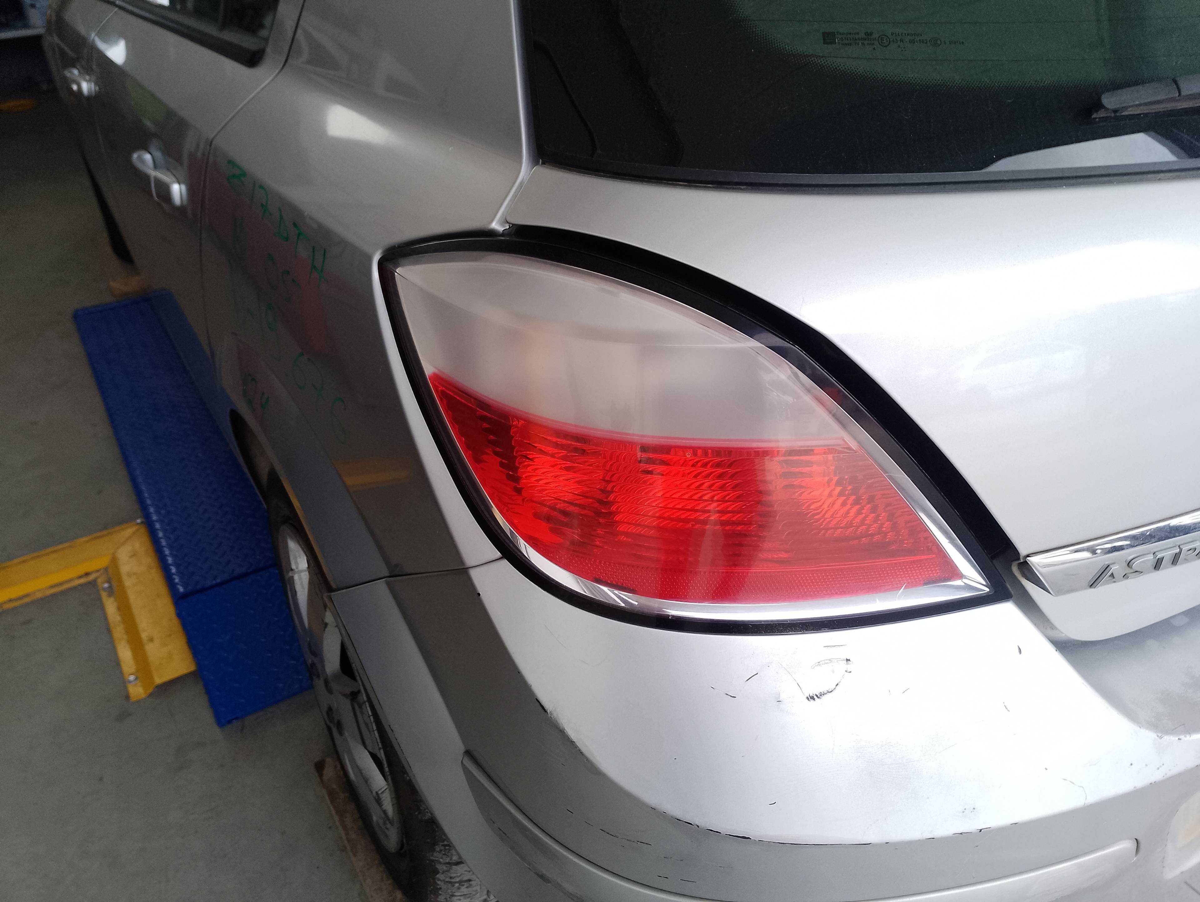 Recambio de piloto trasero izquierdo para opel astra h berlina cosmo referencia OEM IAM   