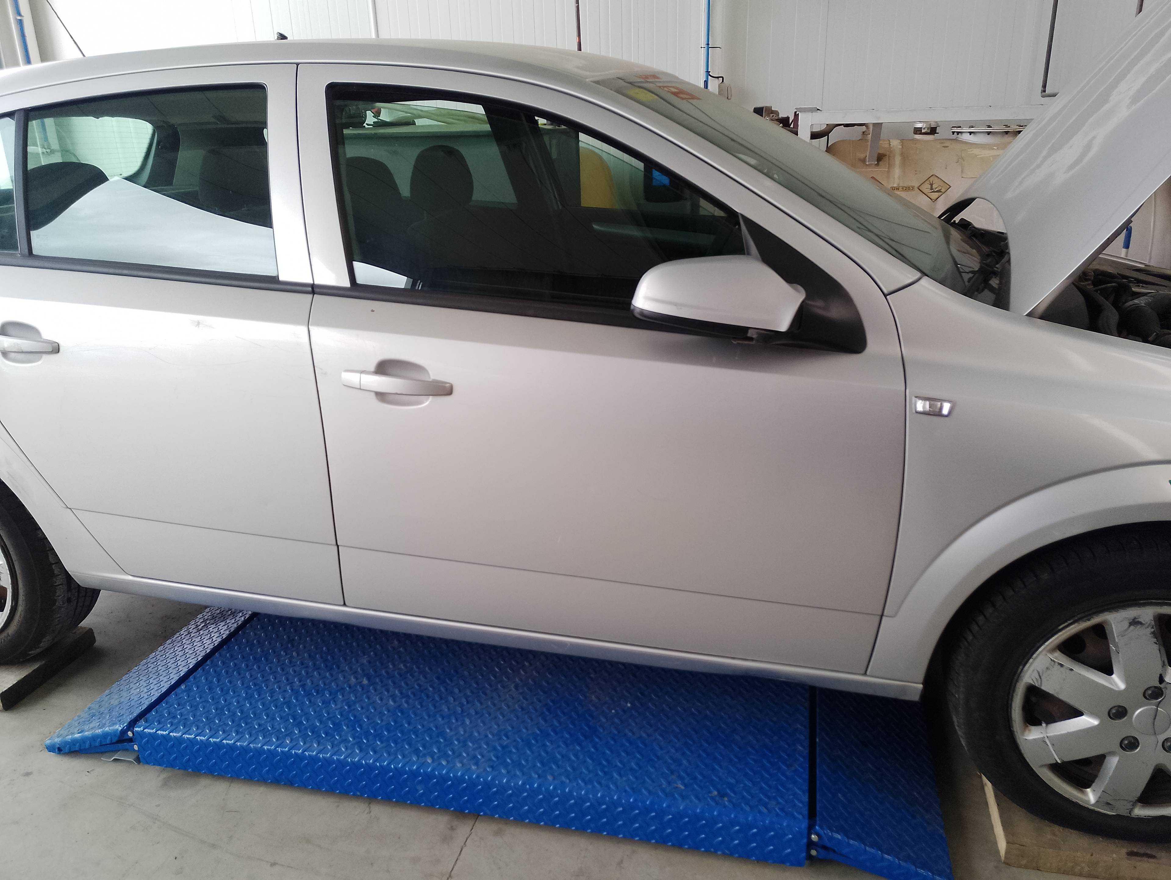 Recambio de puerta delantera derecha para opel astra h berlina cosmo referencia OEM IAM   