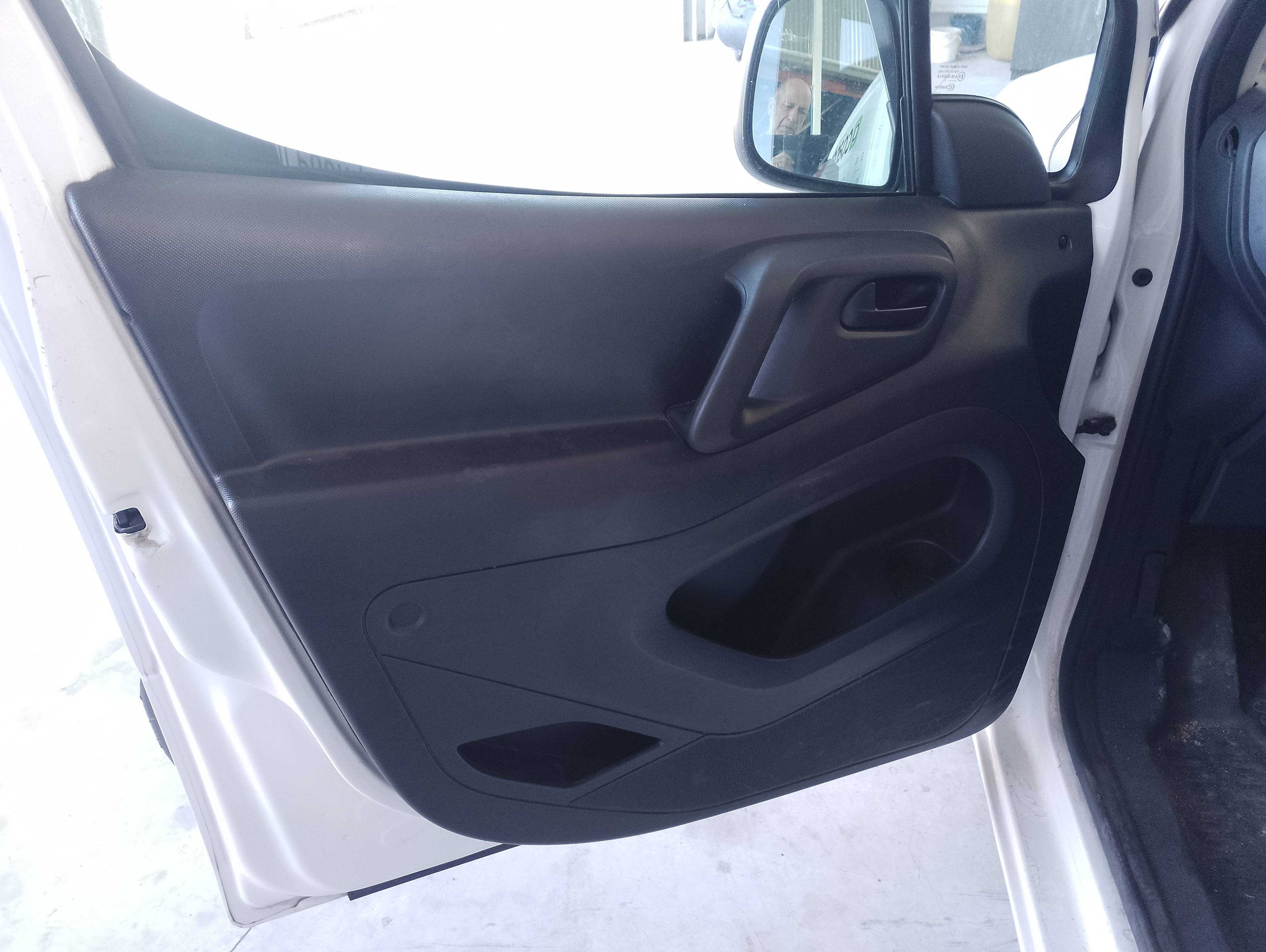 Recambio de guarnecido puerta delantera izquierda para peugeot partner kasten l1 confort pack referencia OEM IAM   