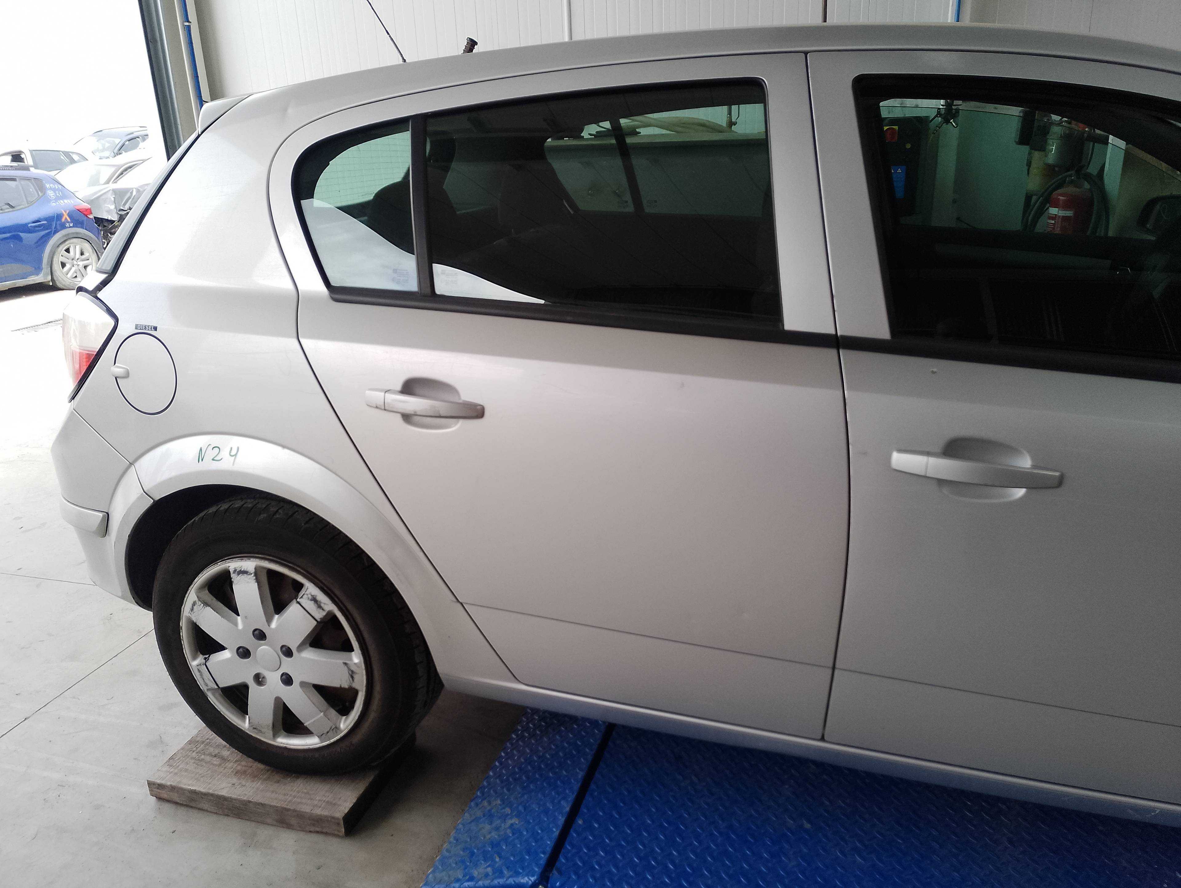 Recambio de puerta trasera derecha para opel astra h berlina cosmo referencia OEM IAM   