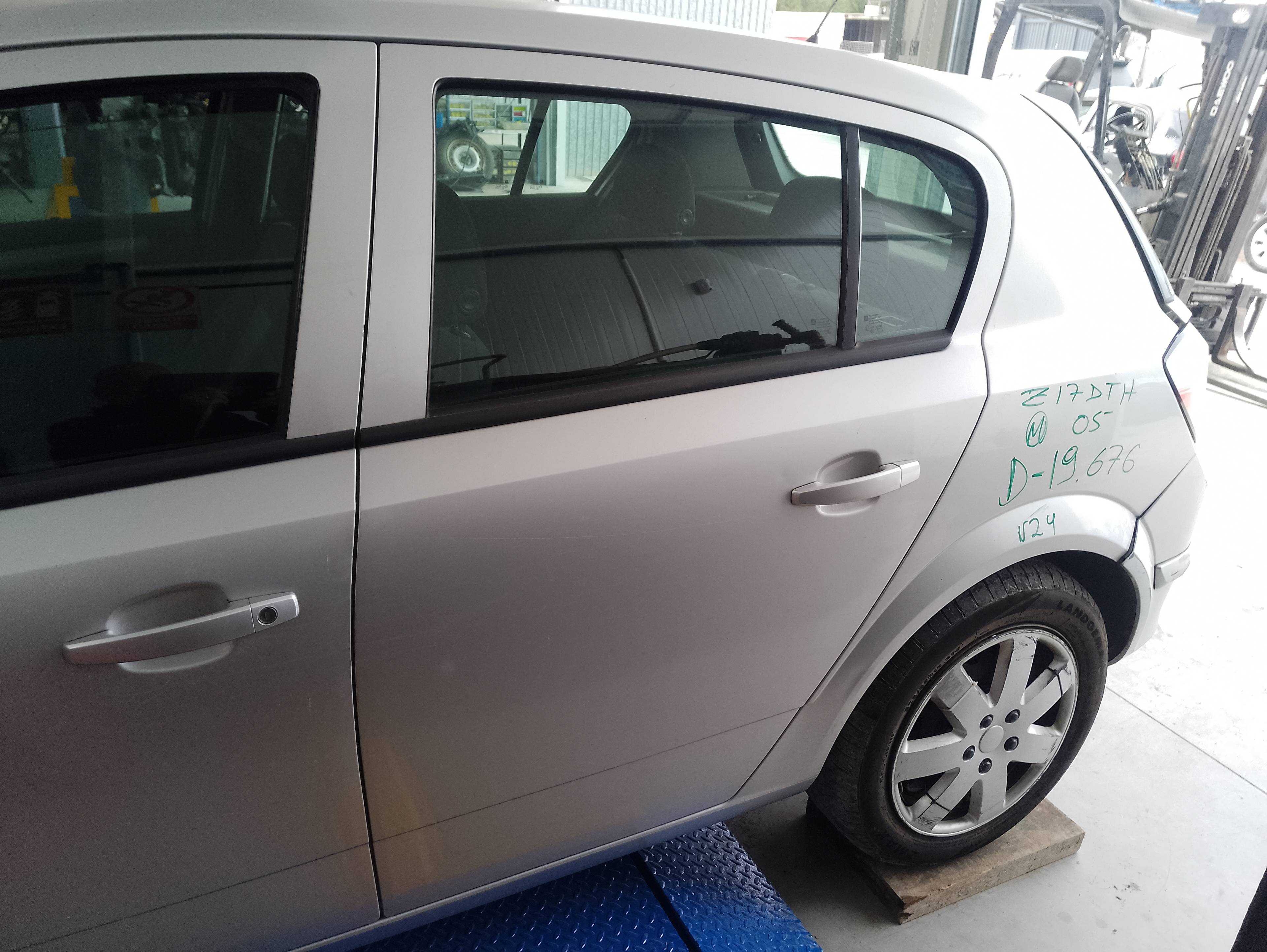 Recambio de puerta trasera izquierda para opel astra h berlina cosmo referencia OEM IAM   