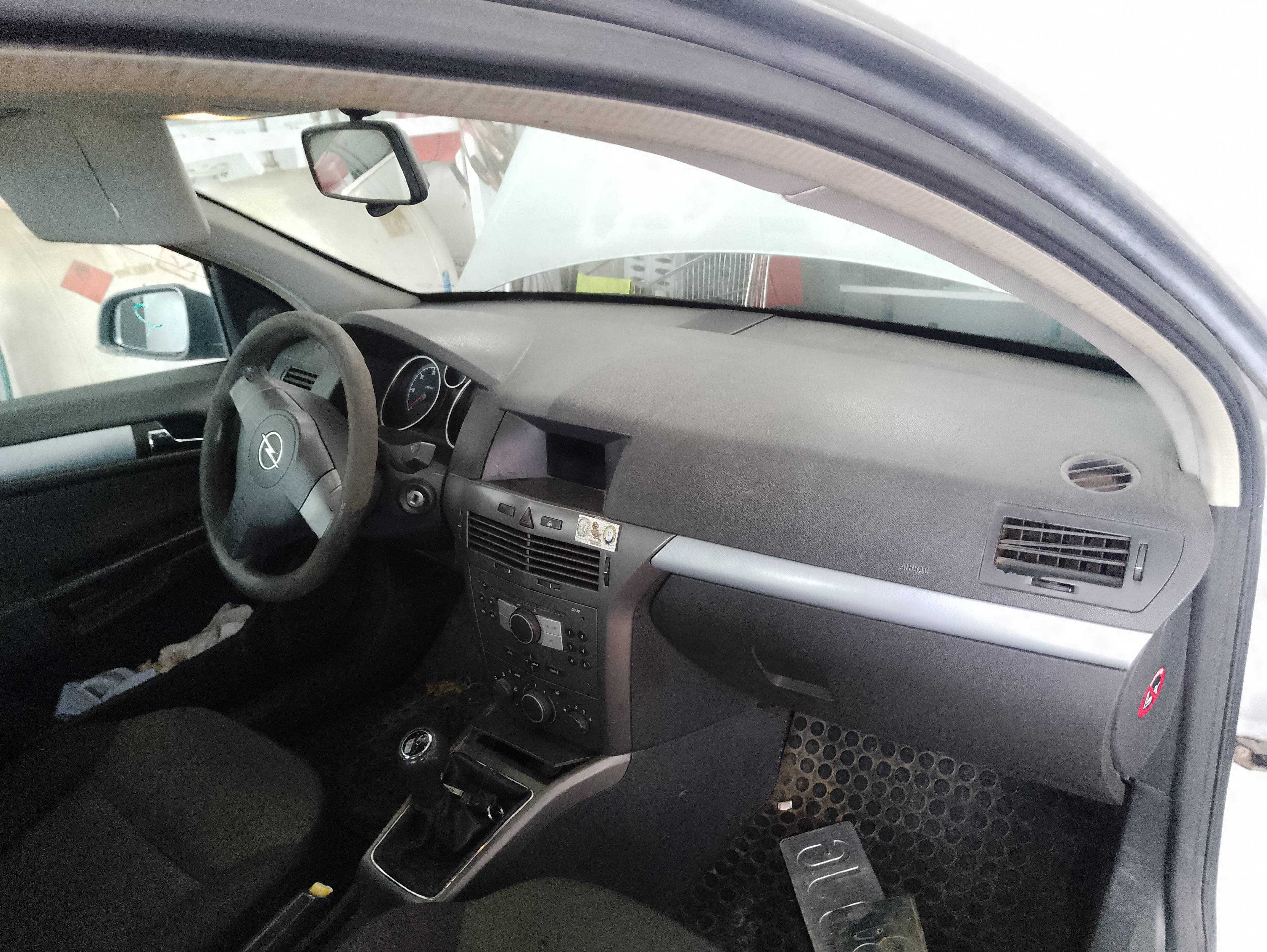 Recambio de salpicadero para opel astra h berlina cosmo referencia OEM IAM   