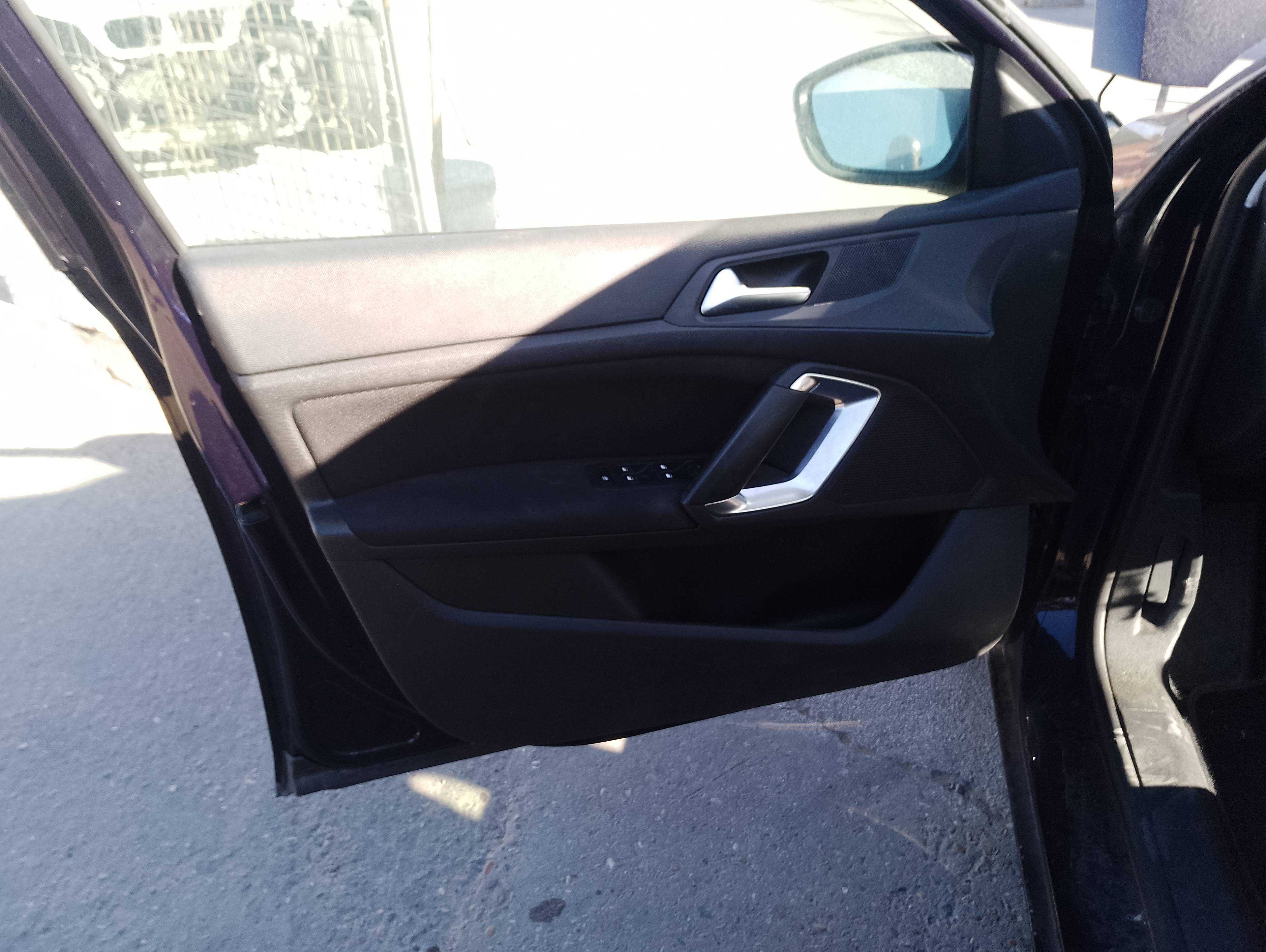 Recambio de guarnecido puerta delantera izquierda para peugeot 308 active referencia OEM IAM   