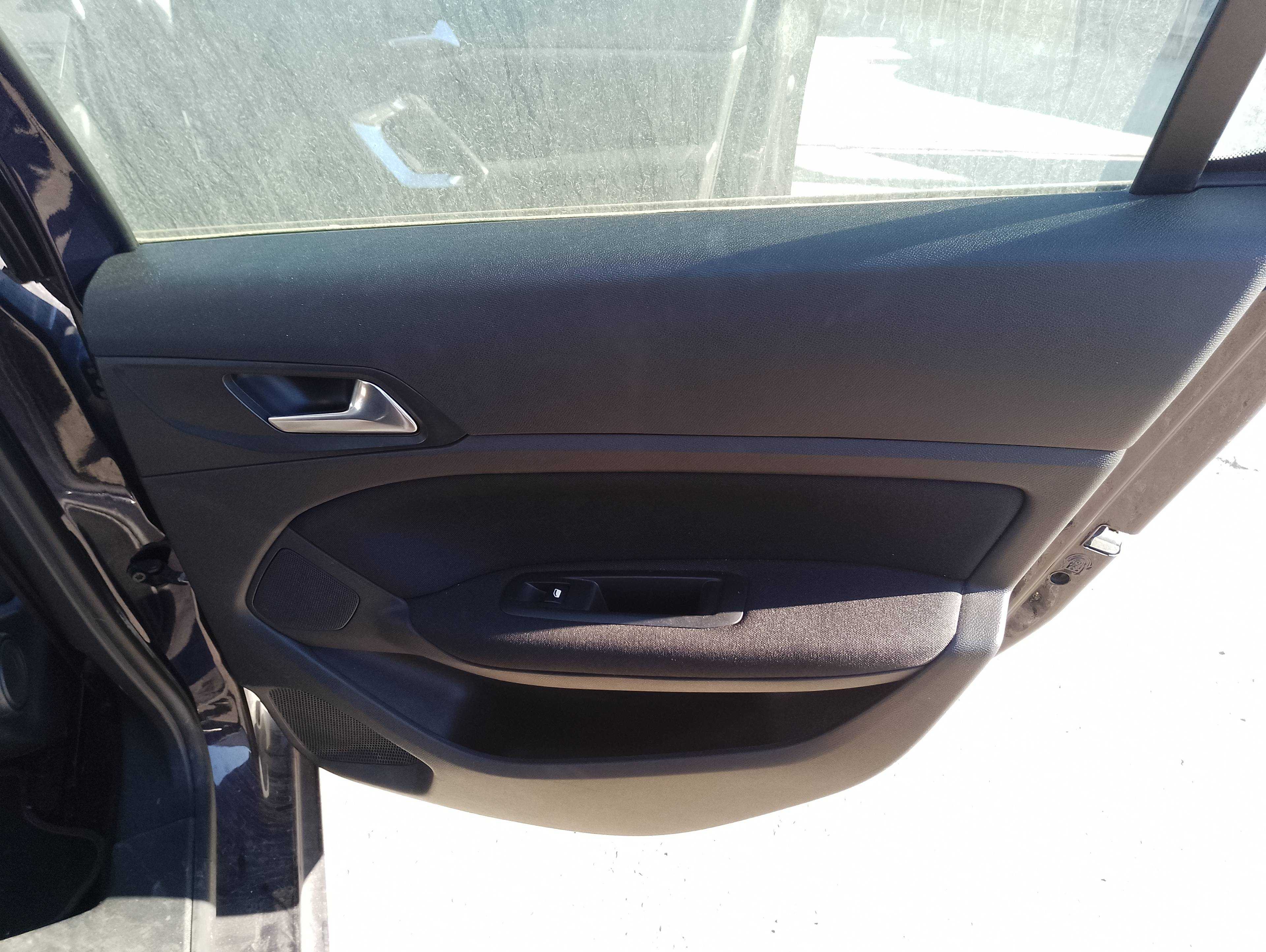 Recambio de guarnecido puerta trasera derecha para peugeot 308 active referencia OEM IAM   