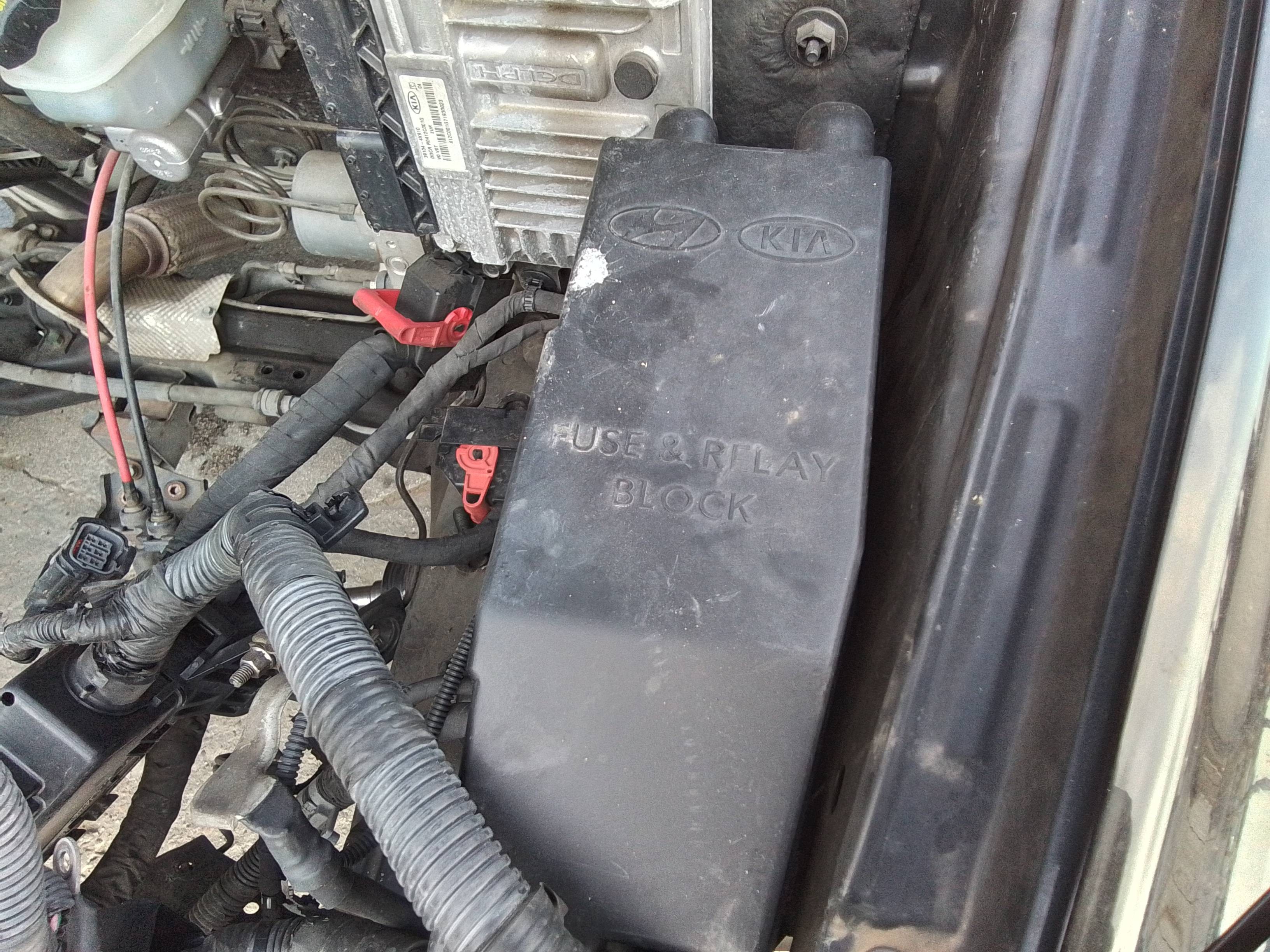 Recambio de caja reles / fusibles para kia carnival 2.9 crdi vgt active referencia OEM IAM   