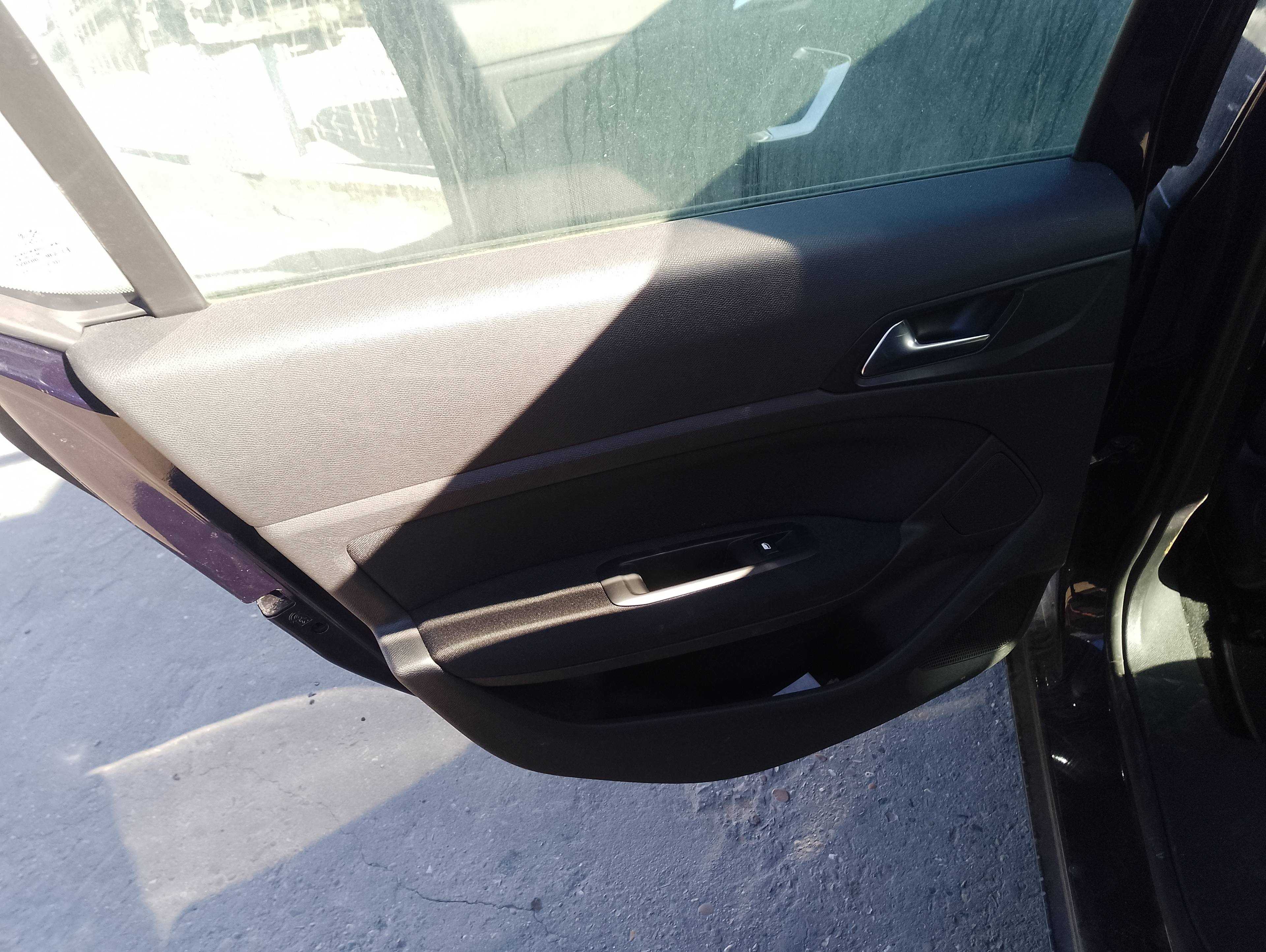 Recambio de guarnecido puerta trasera izquierda para peugeot 308 active referencia OEM IAM   
