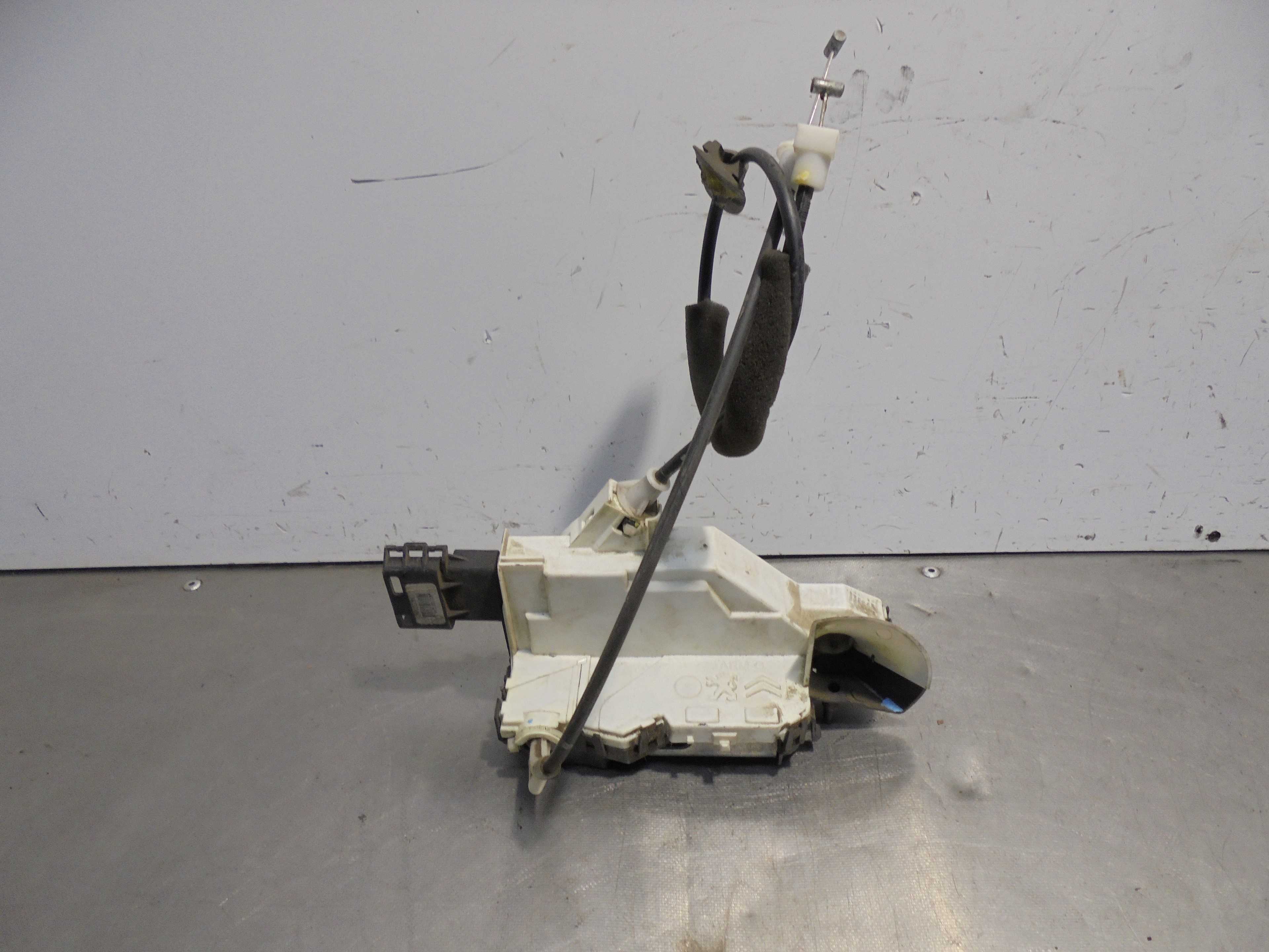 Recambio de cerradura puerta delantera izquierda para citroën c3 sx referencia OEM IAM 836153  