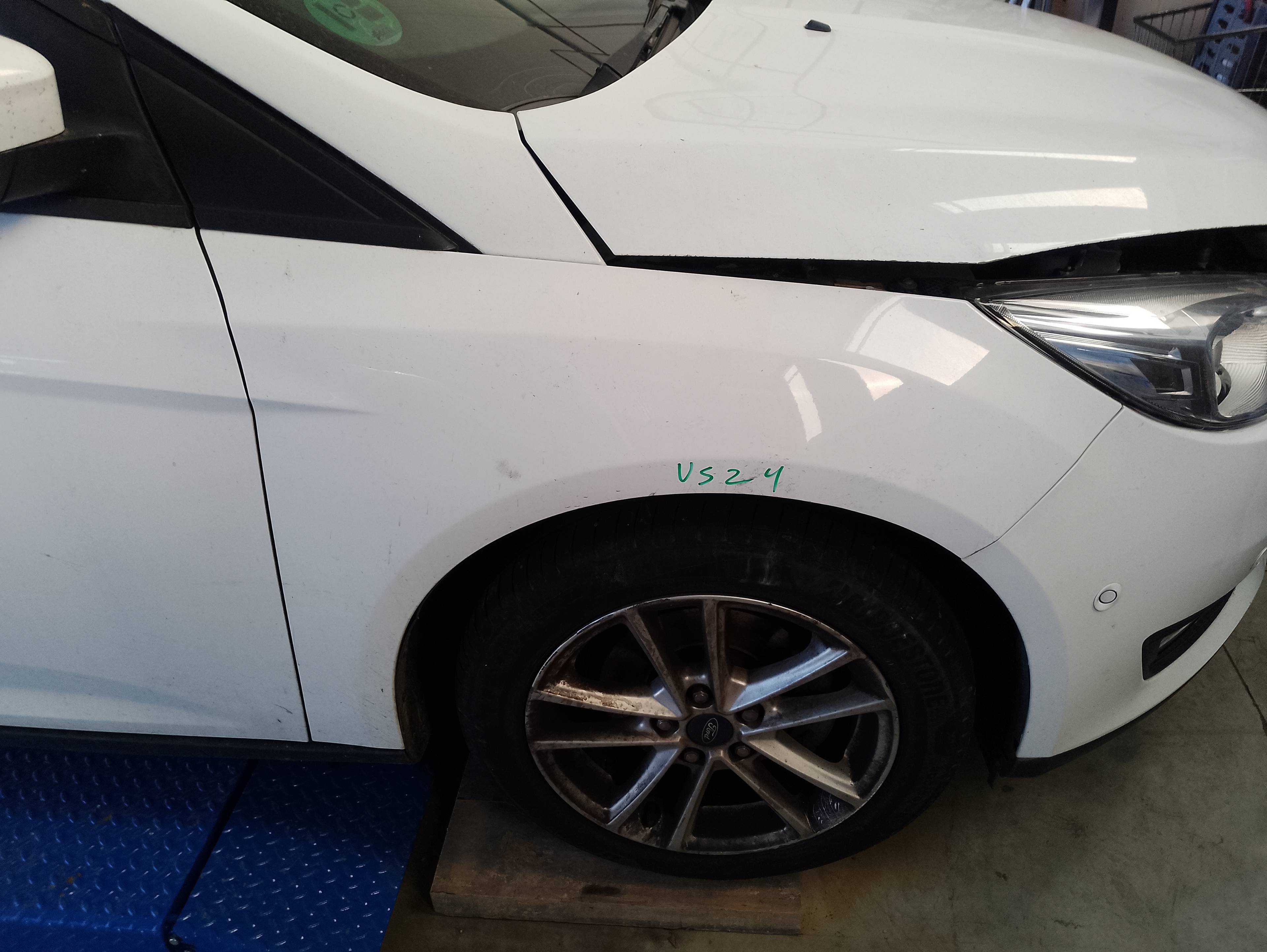 Recambio de aleta delantera derecha para ford focus lim. black&red referencia OEM IAM   