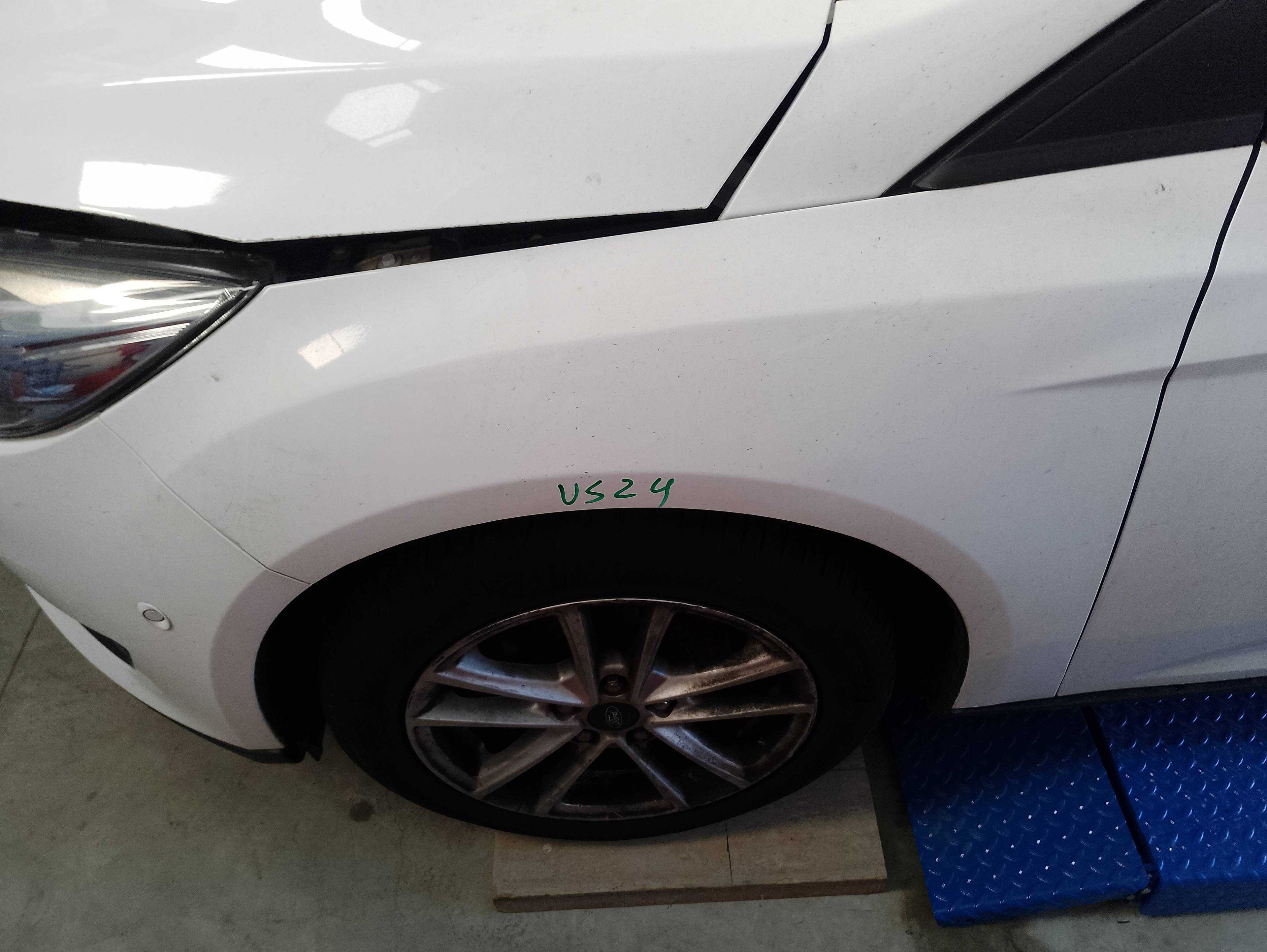 Recambio de aleta delantera izquierda para ford focus lim. black&red referencia OEM IAM   