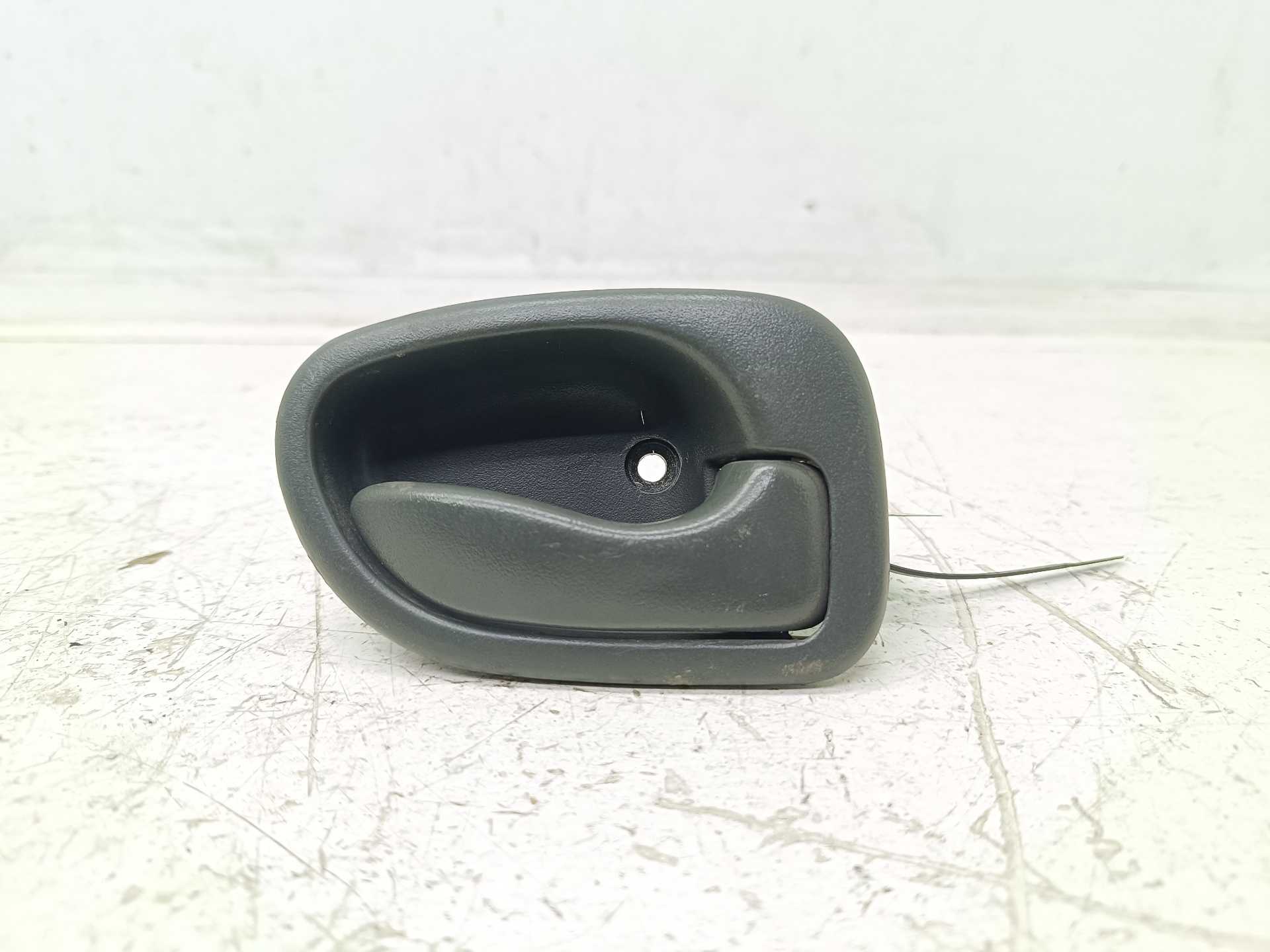 Recambio de maneta interior delantera derecha para hyundai accent (x3) 1.3 gls automático referencia OEM IAM 8262022000  