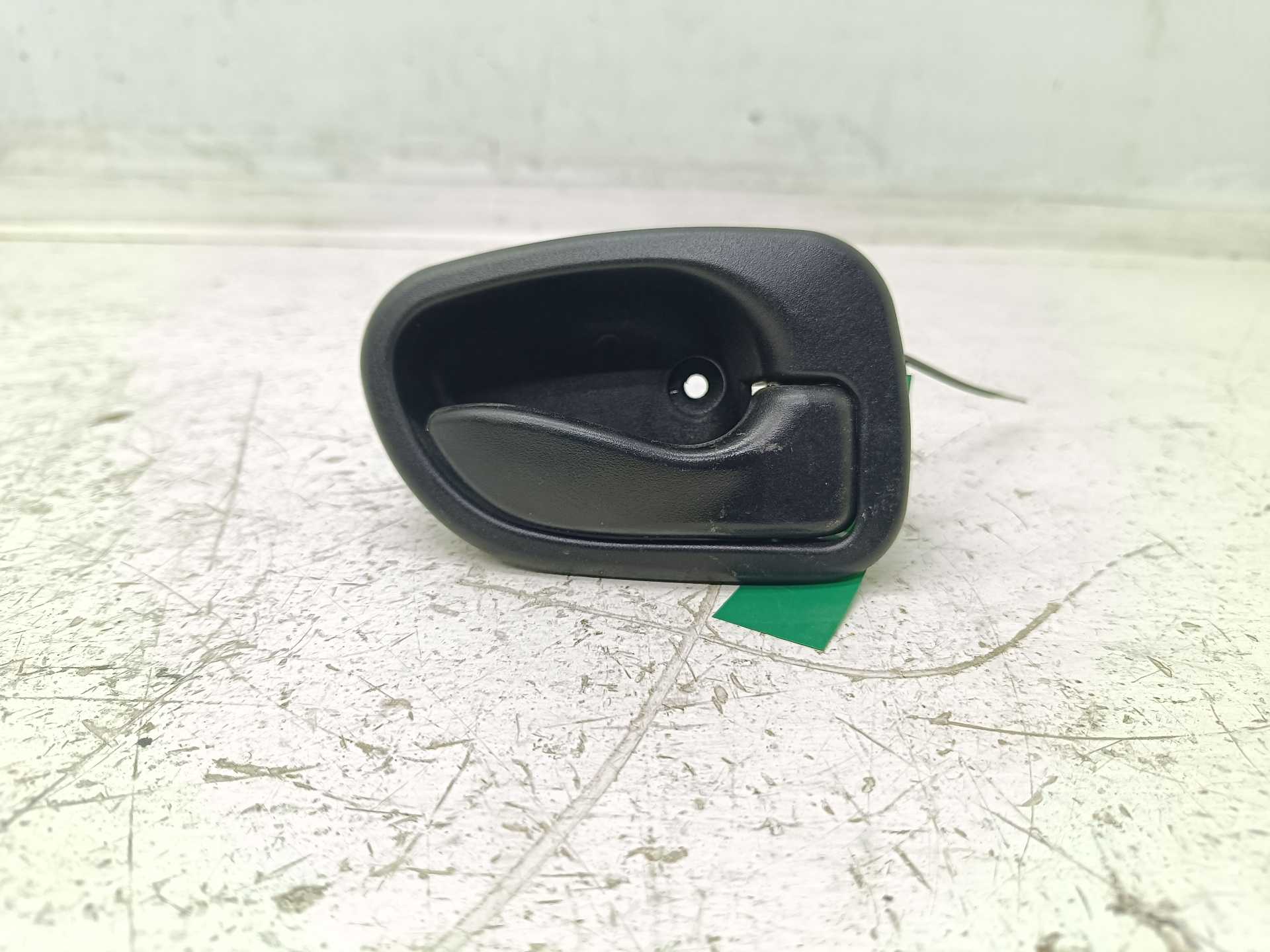 Recambio de maneta interior trasera derecha para hyundai accent (x3) 1.3 gls automático referencia OEM IAM 8262022000  