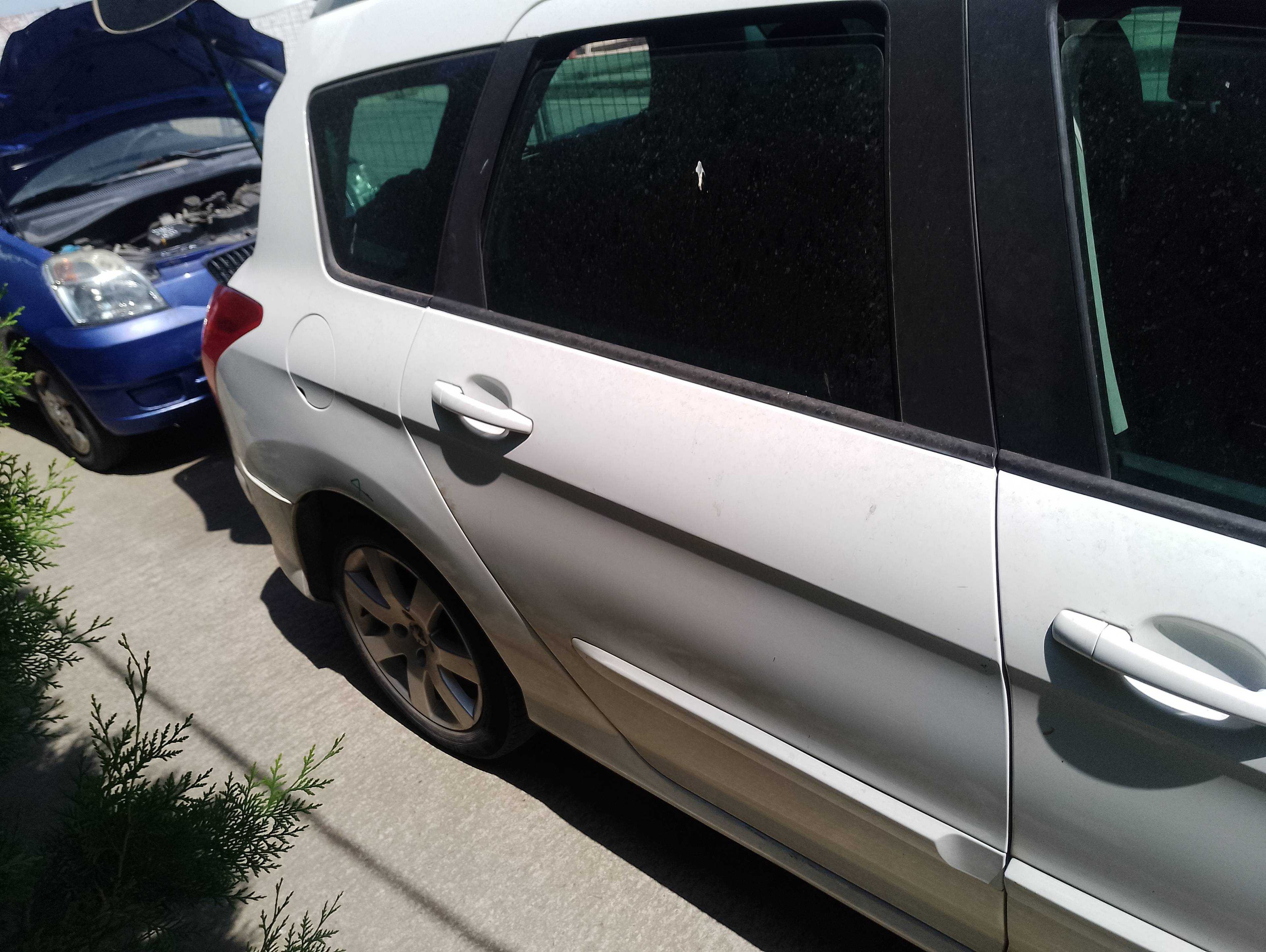 Recambio de puerta trasera derecha para peugeot 308 sw sportium referencia OEM IAM   