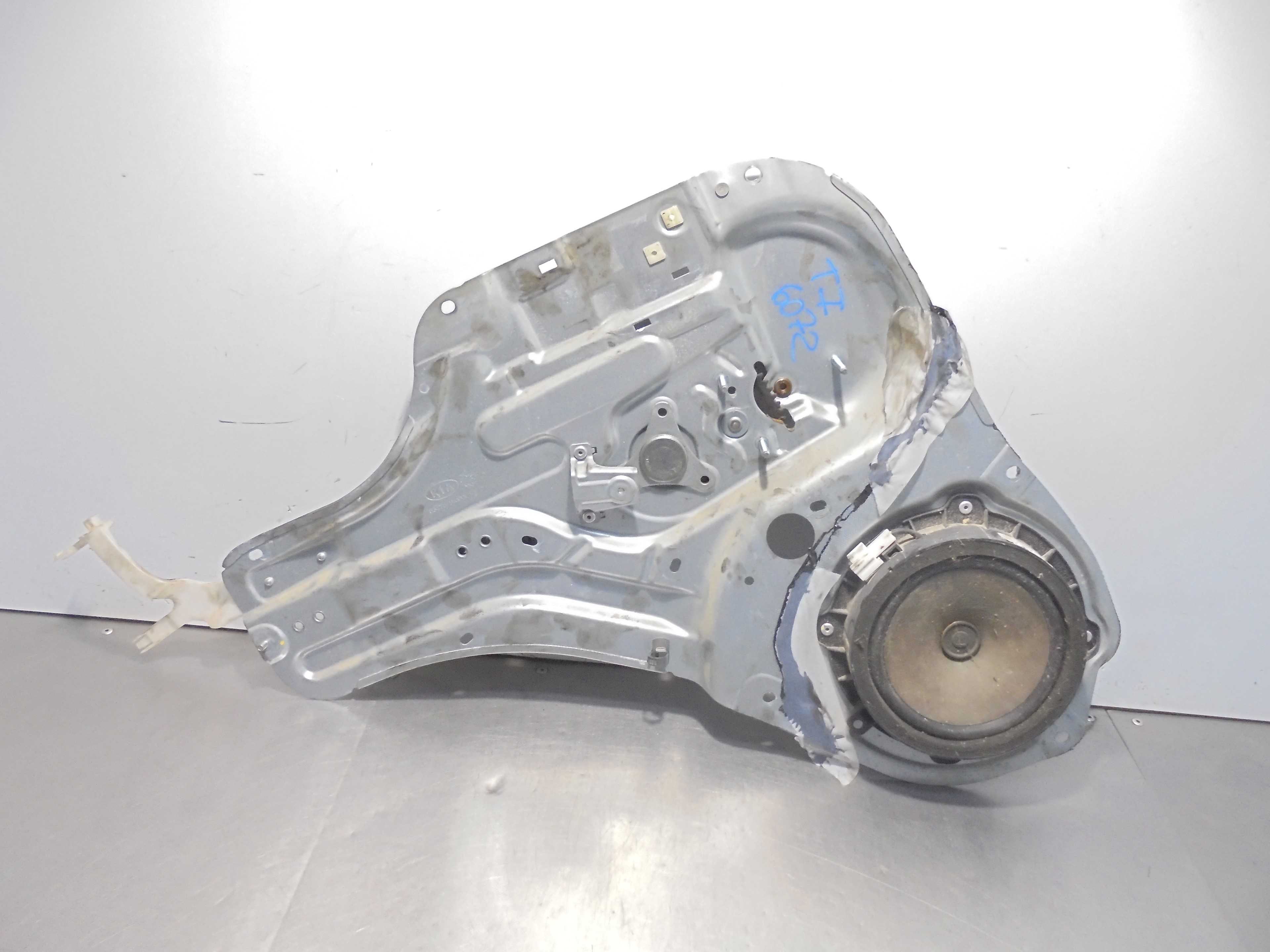 Recambio de elevalunas trasero izquierdo para kia soul 1.6 cat referencia OEM IAM 834702KXXX  