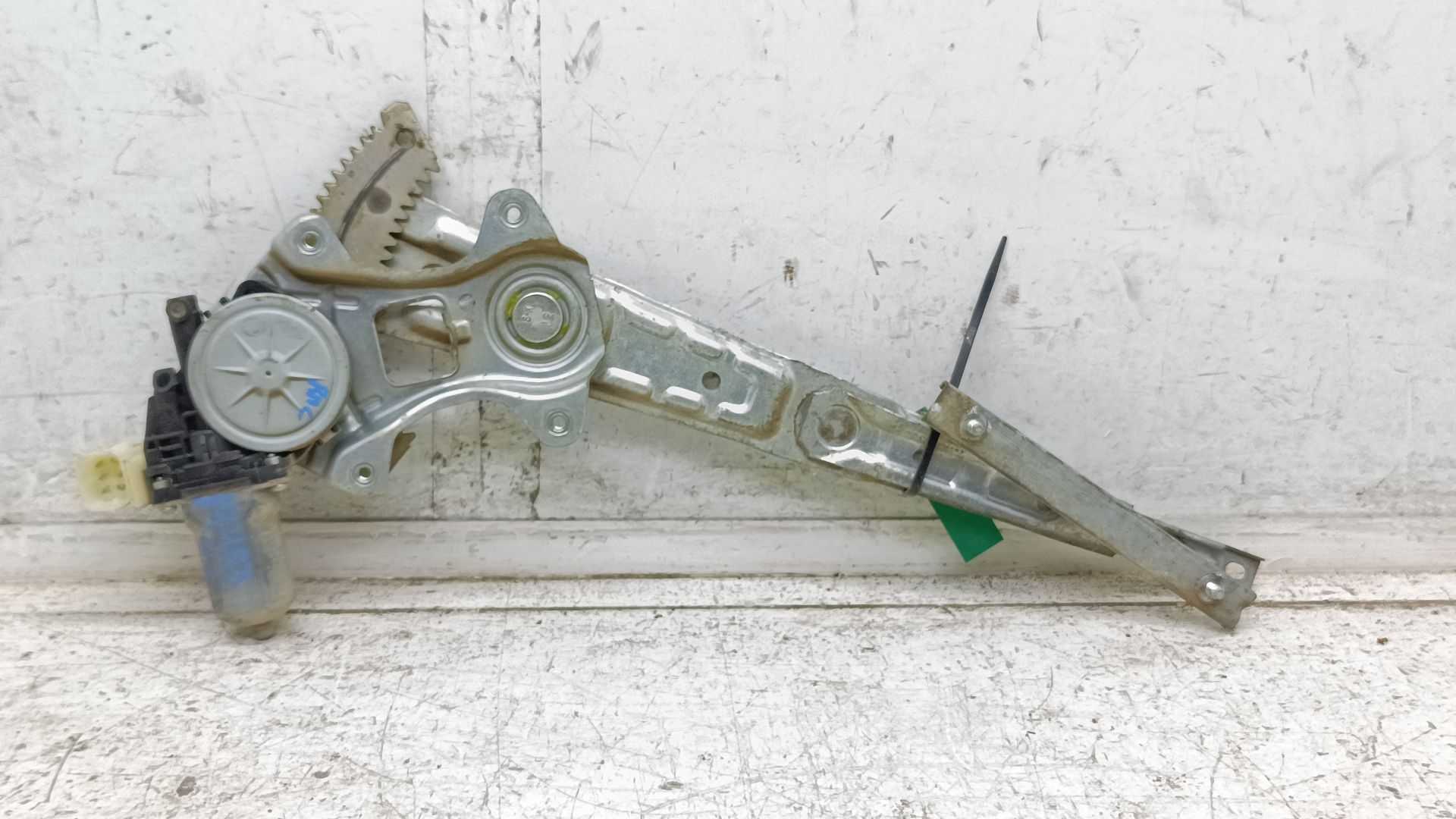 Recambio de elevalunas trasero izquierdo para nissan x-trail (t32) 360 referencia OEM IAM 827311BA0A  
