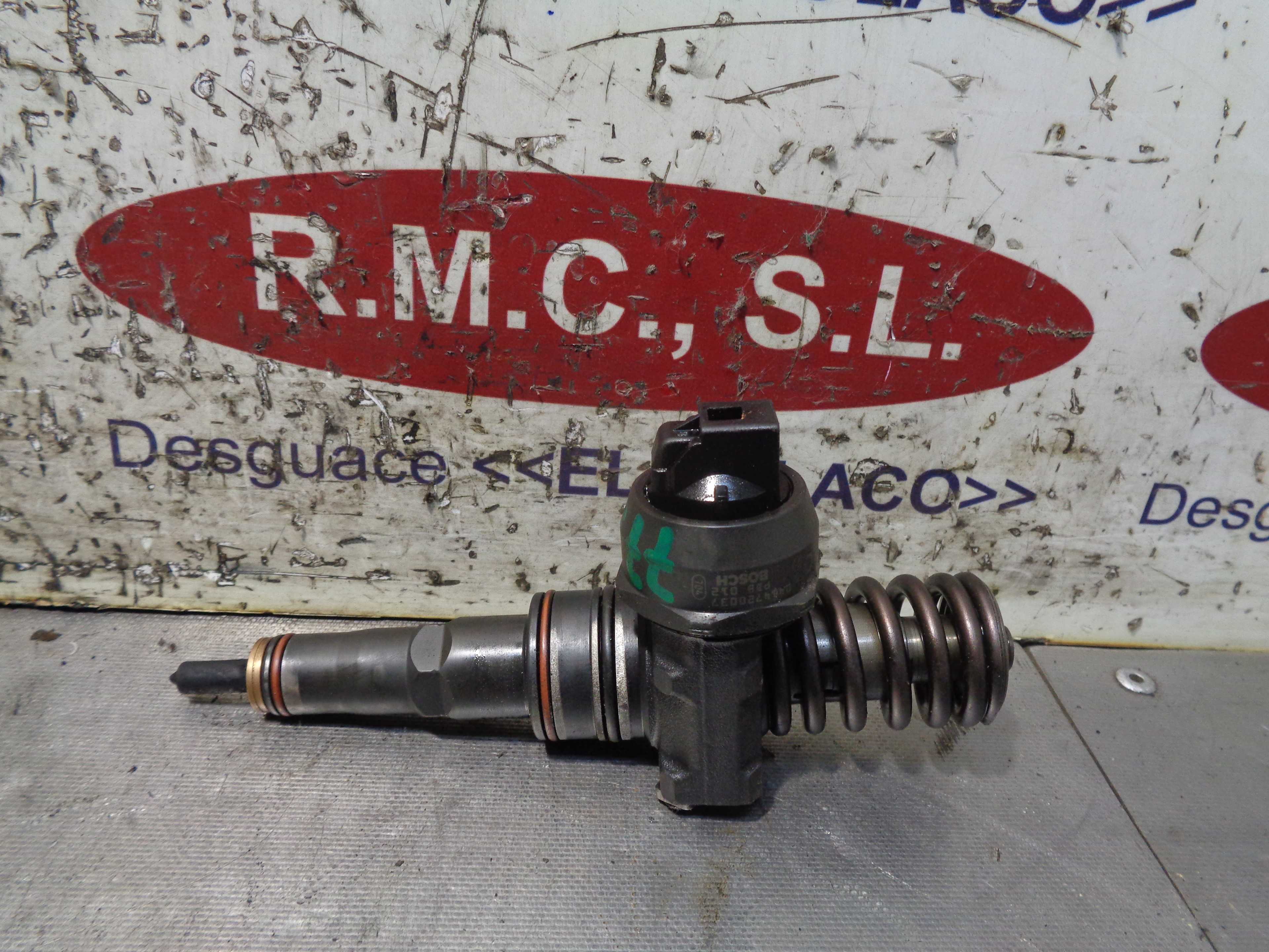 Recambio de inyector para volkswagen bora berlina (1j2) conceptline referencia OEM IAM 038130073  