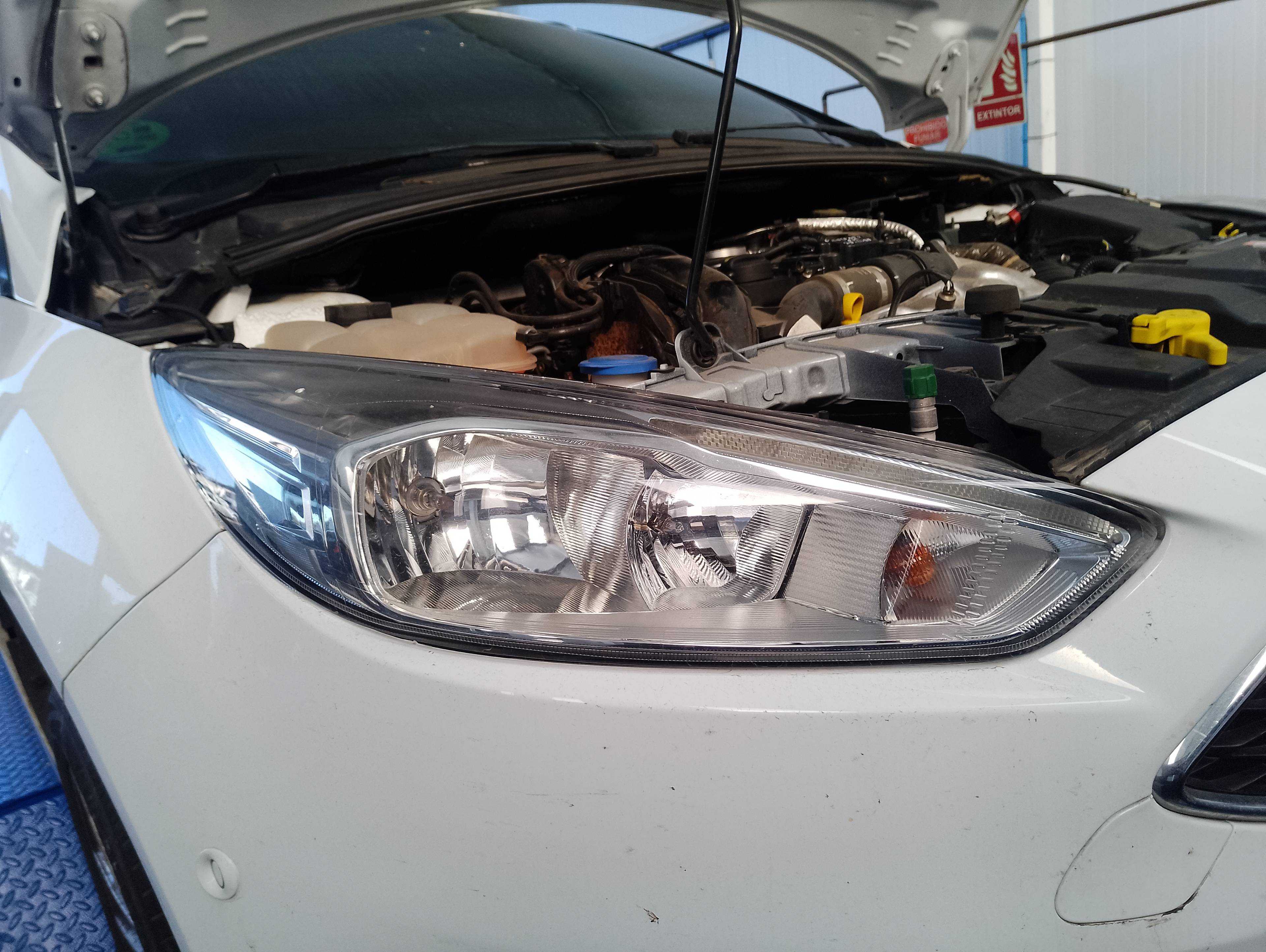 Recambio de faro derecho para ford focus lim. black&red referencia OEM IAM   