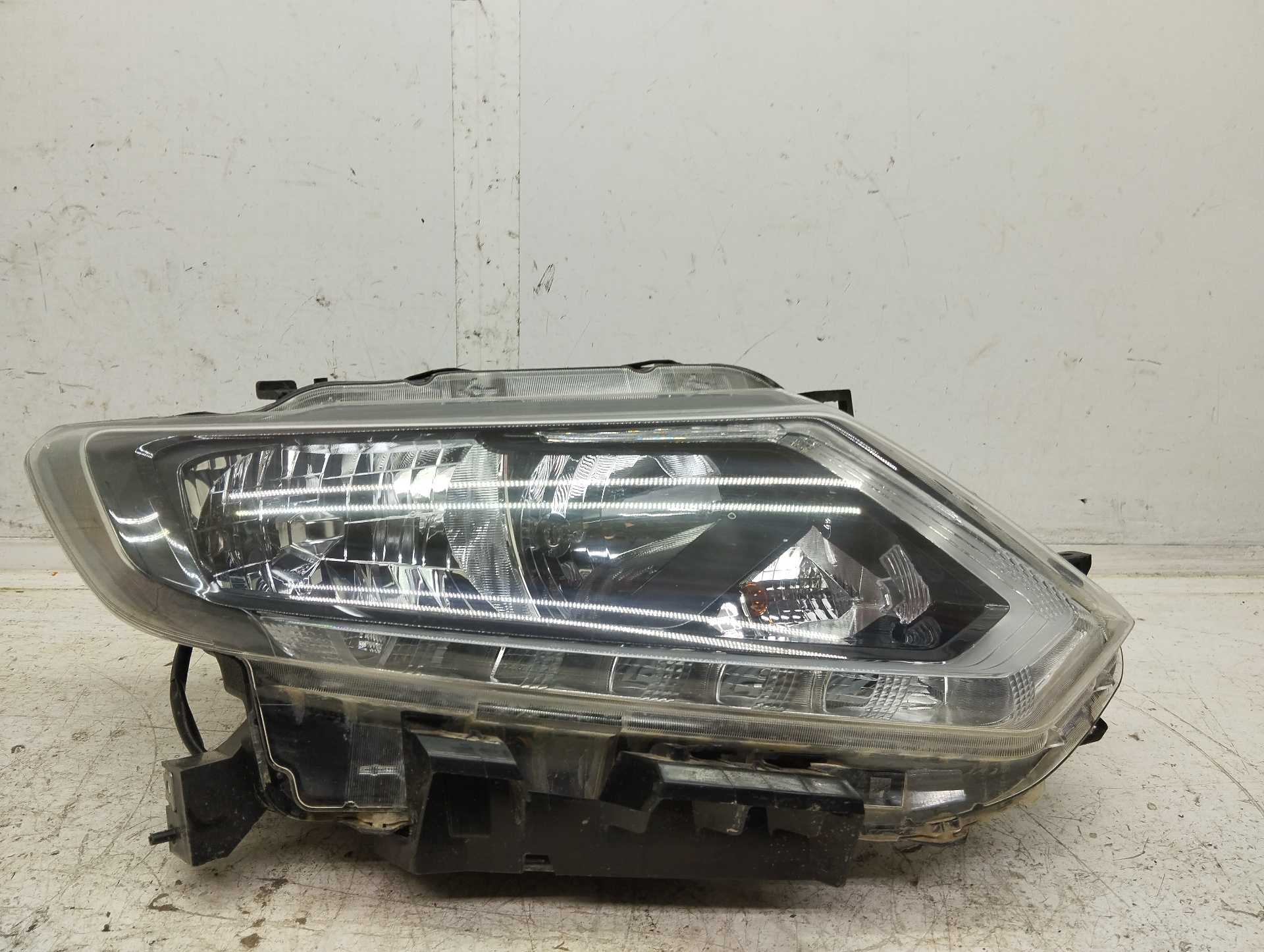 Recambio de faro derecho para nissan x-trail (t32) 360 referencia OEM IAM 260104CC0C  