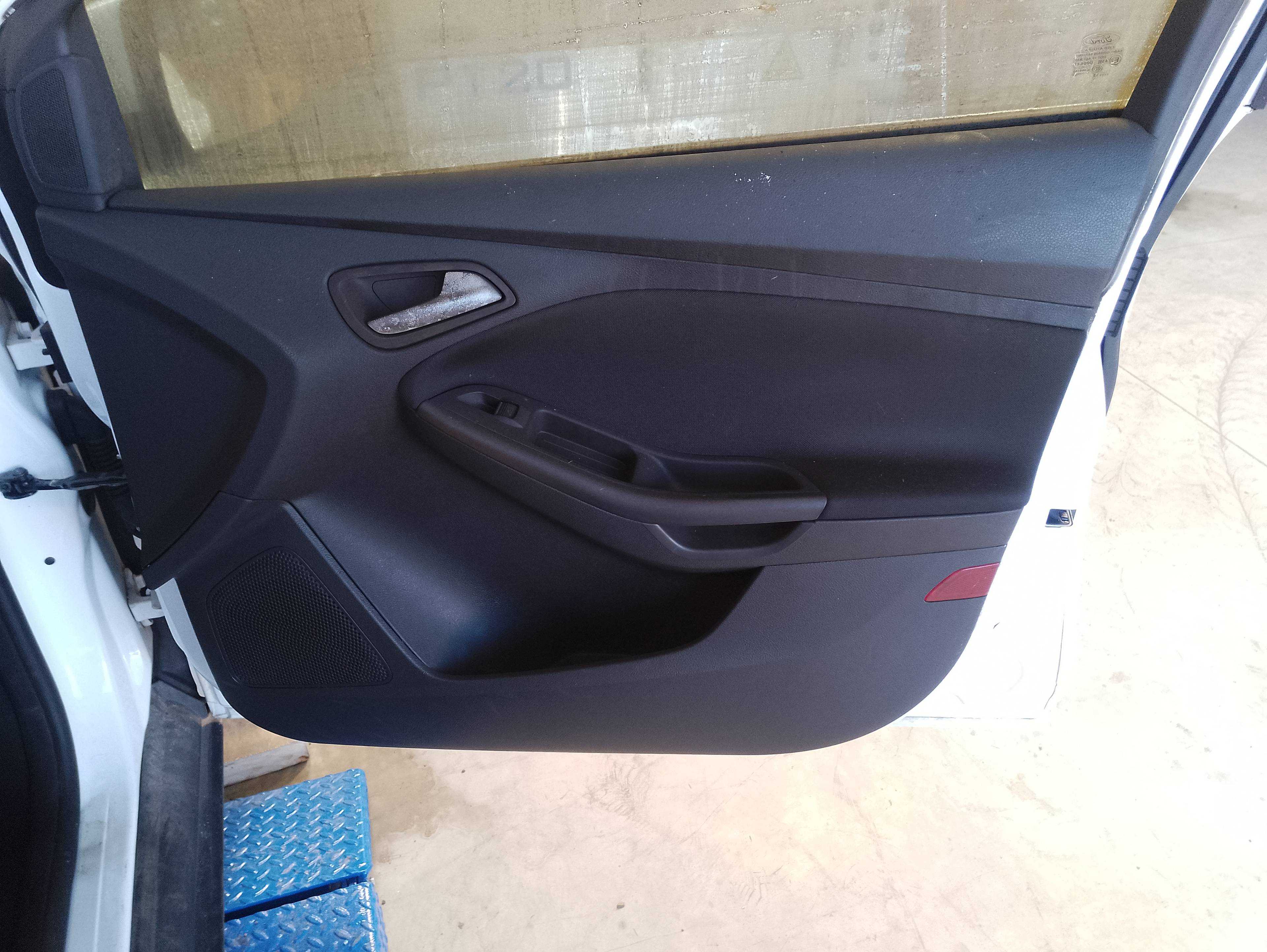 Recambio de guarnecido puerta delantera derecha para ford focus lim. black&red referencia OEM IAM   