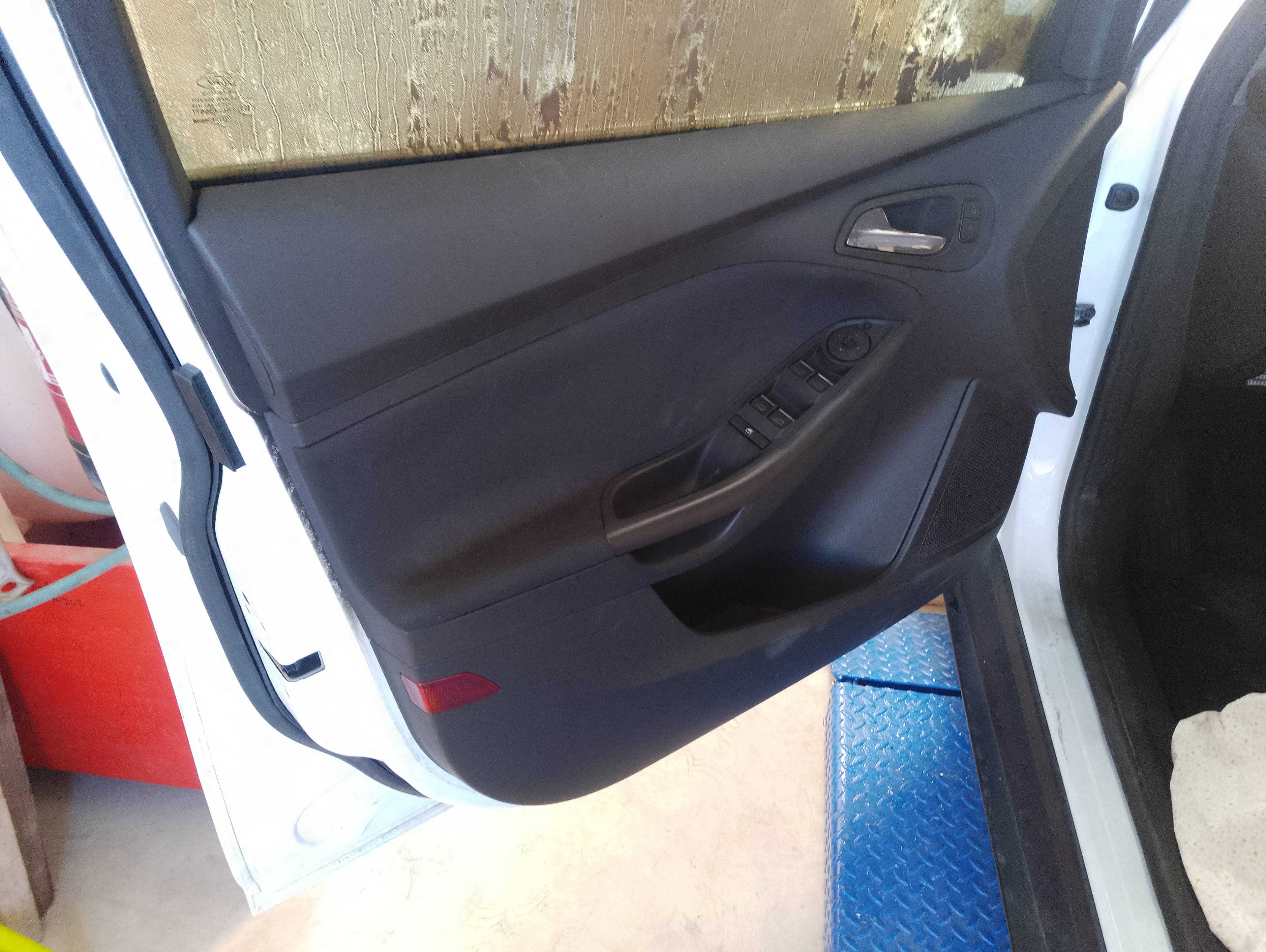 Recambio de guarnecido puerta delantera izquierda para ford focus lim. black&red referencia OEM IAM   