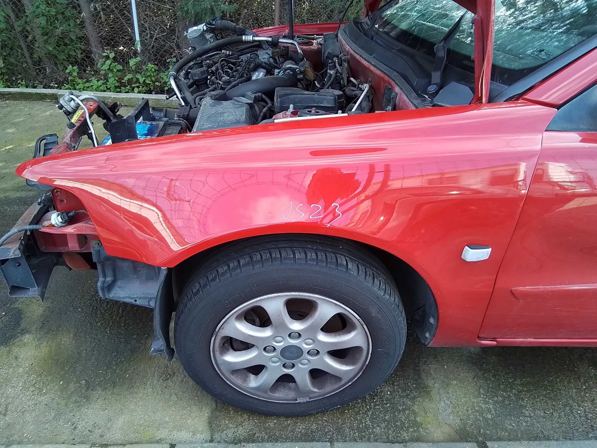 Recambio de aleta delantera izquierda para volvo v40 familiar 1.9 d referencia OEM IAM   