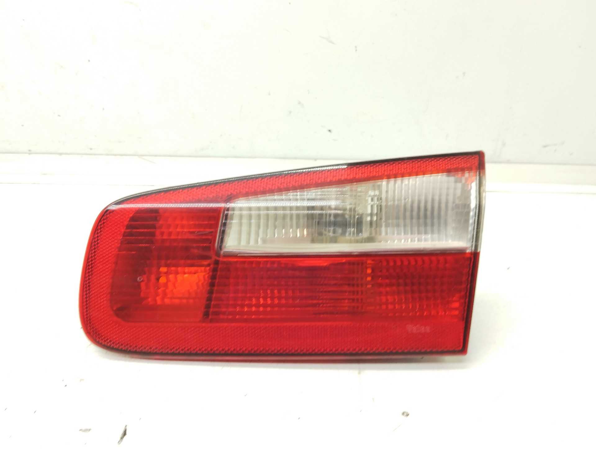 Recambio de piloto porton trasero derecho para renault laguna ii (bg0) referencia OEM IAM 8200002476 VALEO 