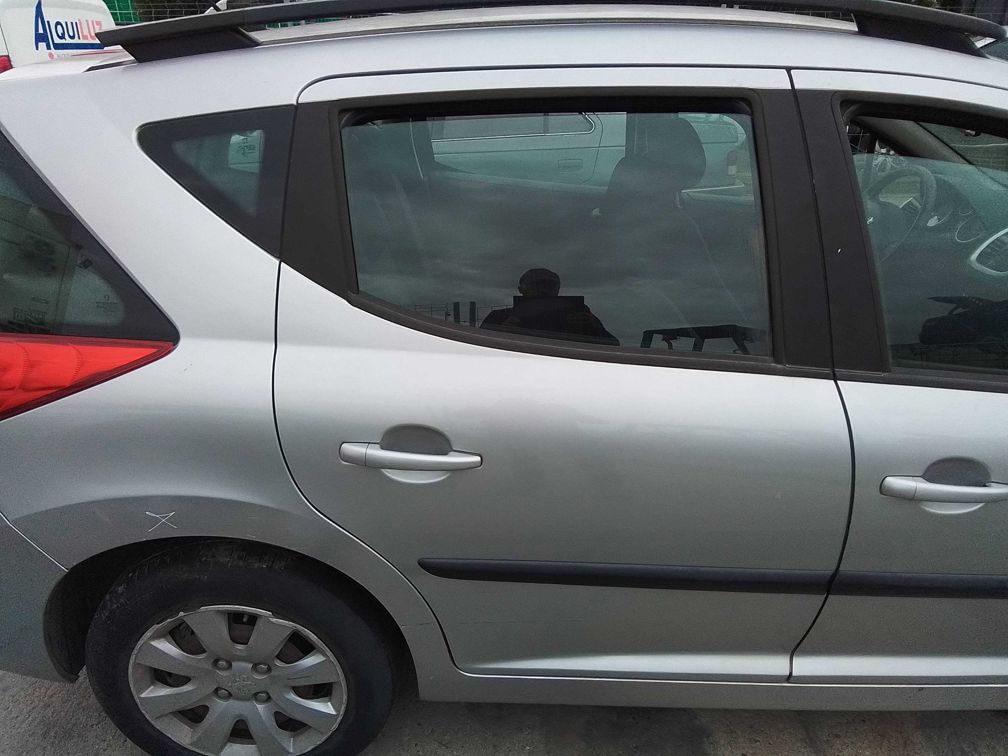 Recambio de puerta trasera derecha para peugeot 207 sw confort referencia OEM IAM   