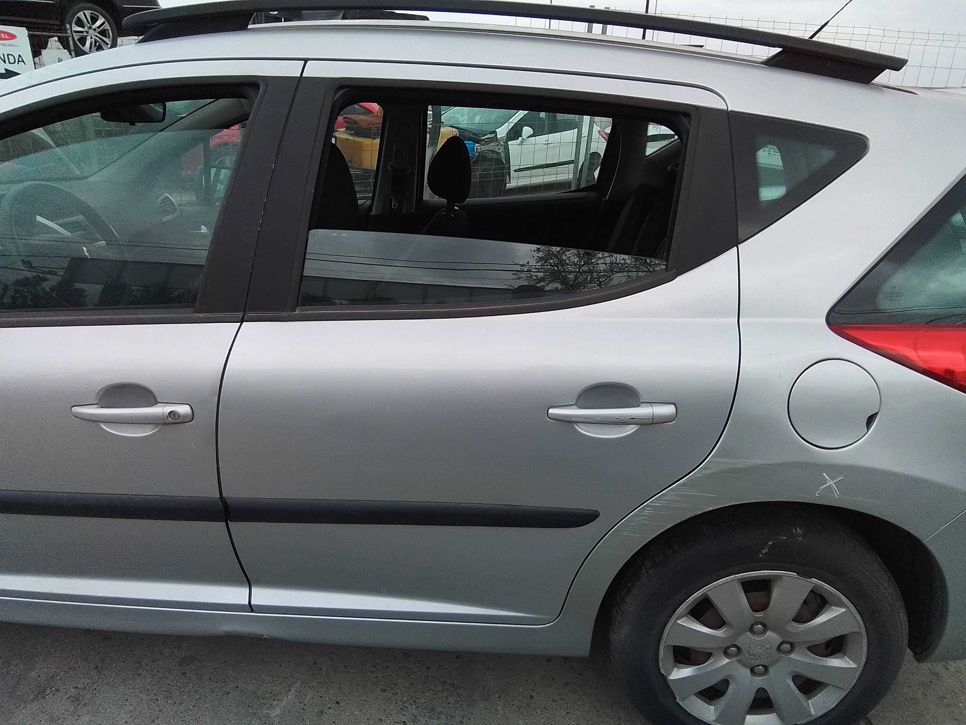 Recambio de puerta trasera izquierda para peugeot 207 sw confort referencia OEM IAM   