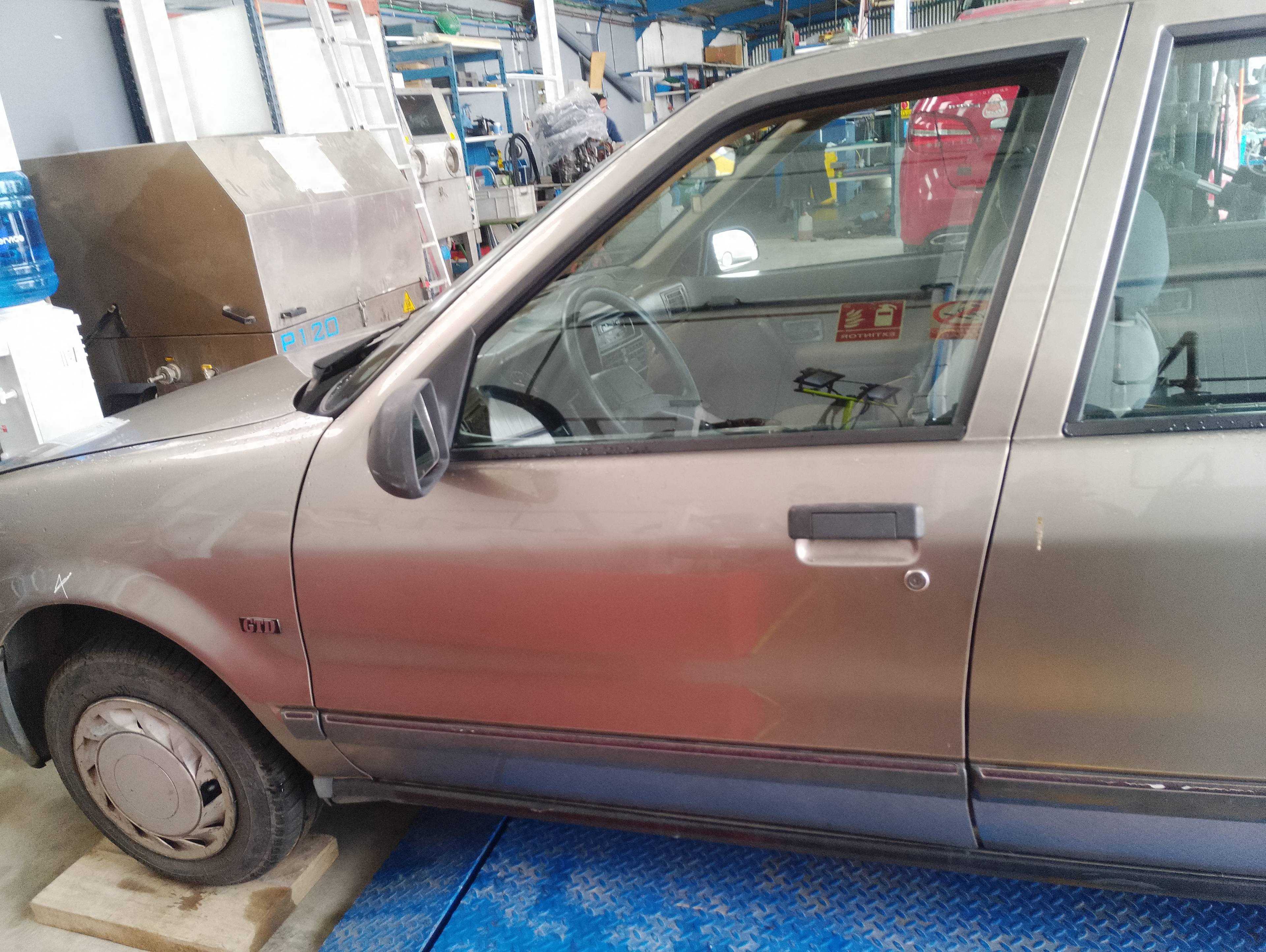 Recambio de puerta delantera izquierda para renault 19 hatchback (b/c53) gtd referencia OEM IAM   