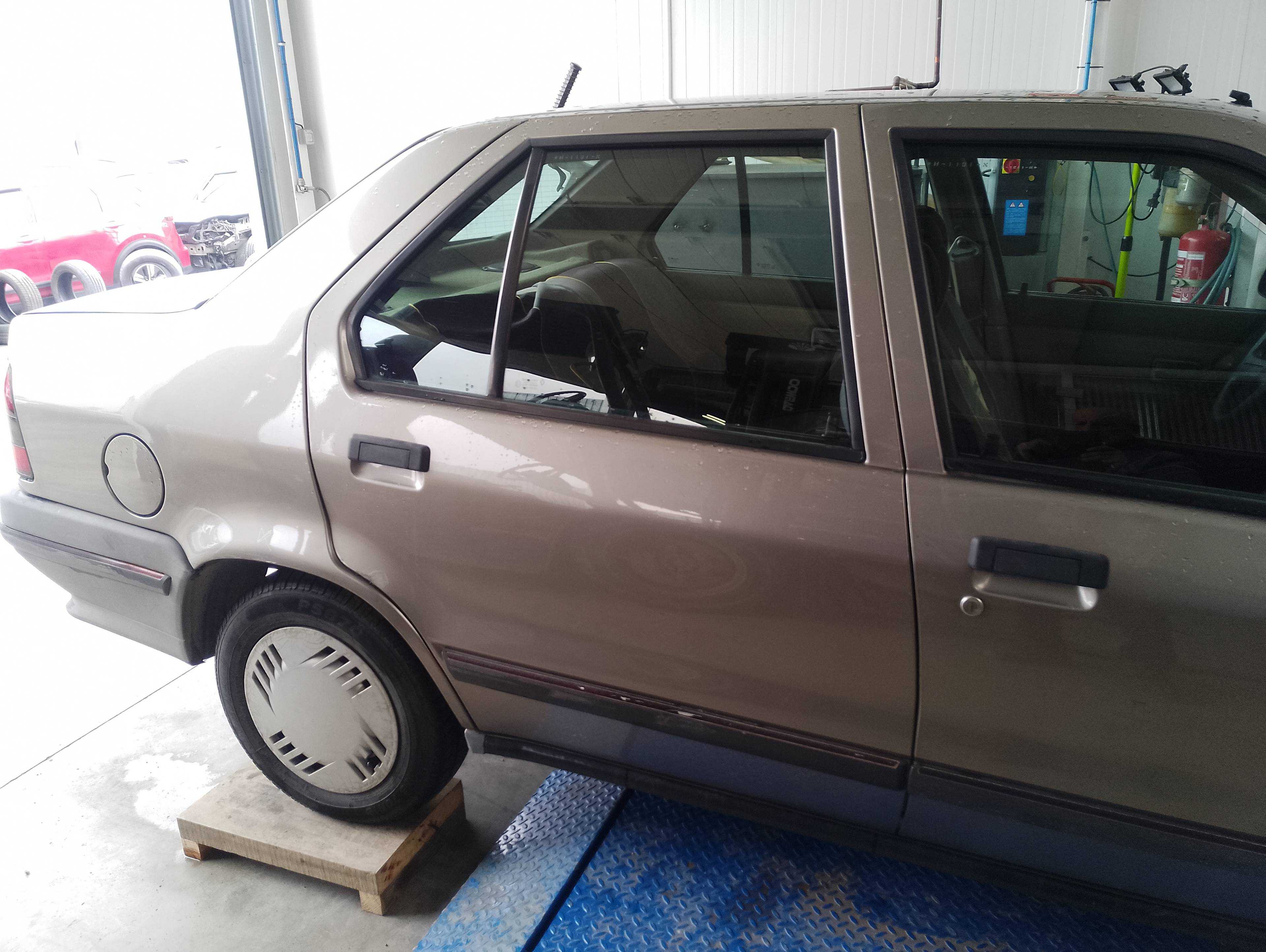 Recambio de puerta trasera derecha para renault 19 hatchback (b/c53) gtd referencia OEM IAM   
