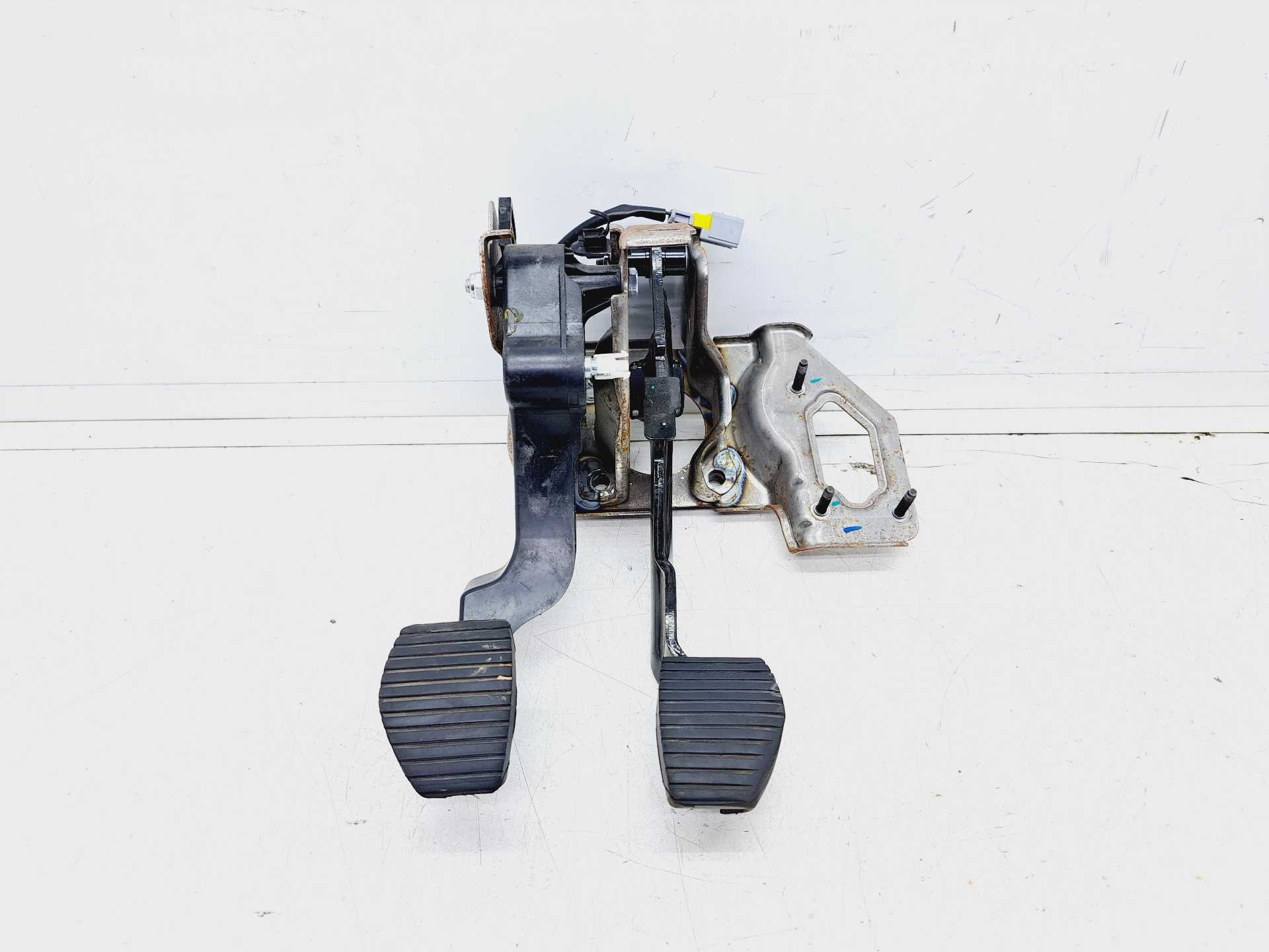 Recambio de pedal embrague para citroën c4 cactus feel referencia OEM IAM 95835T02  