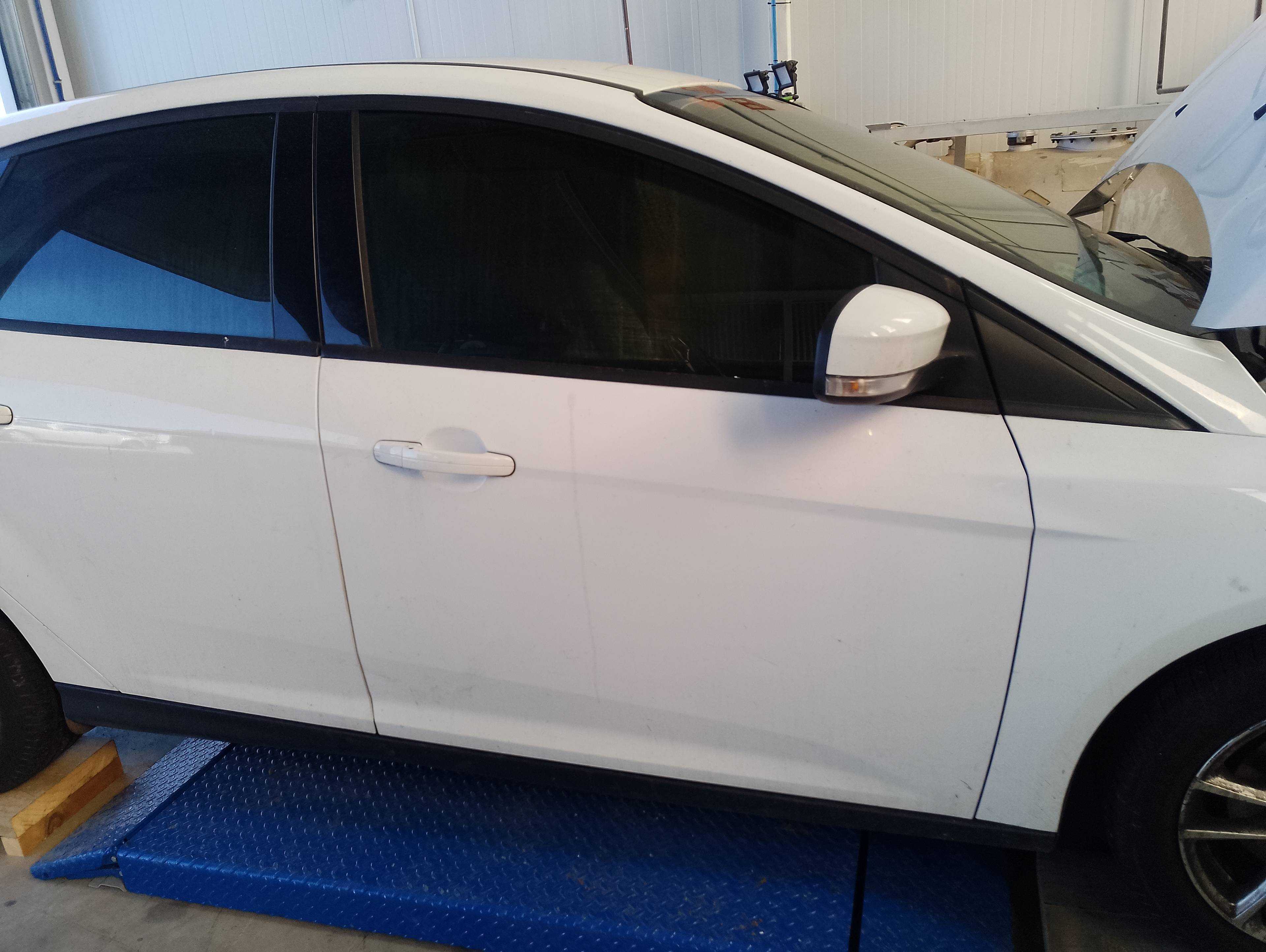Recambio de puerta delantera derecha para ford focus lim. black&red referencia OEM IAM   