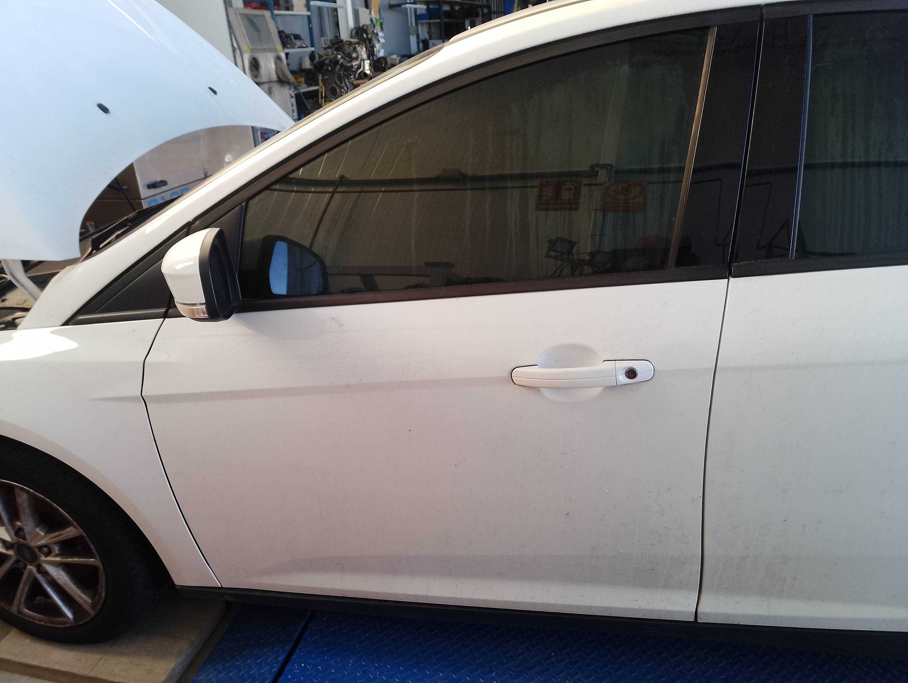 Recambio de puerta delantera izquierda para ford focus lim. black&red referencia OEM IAM   