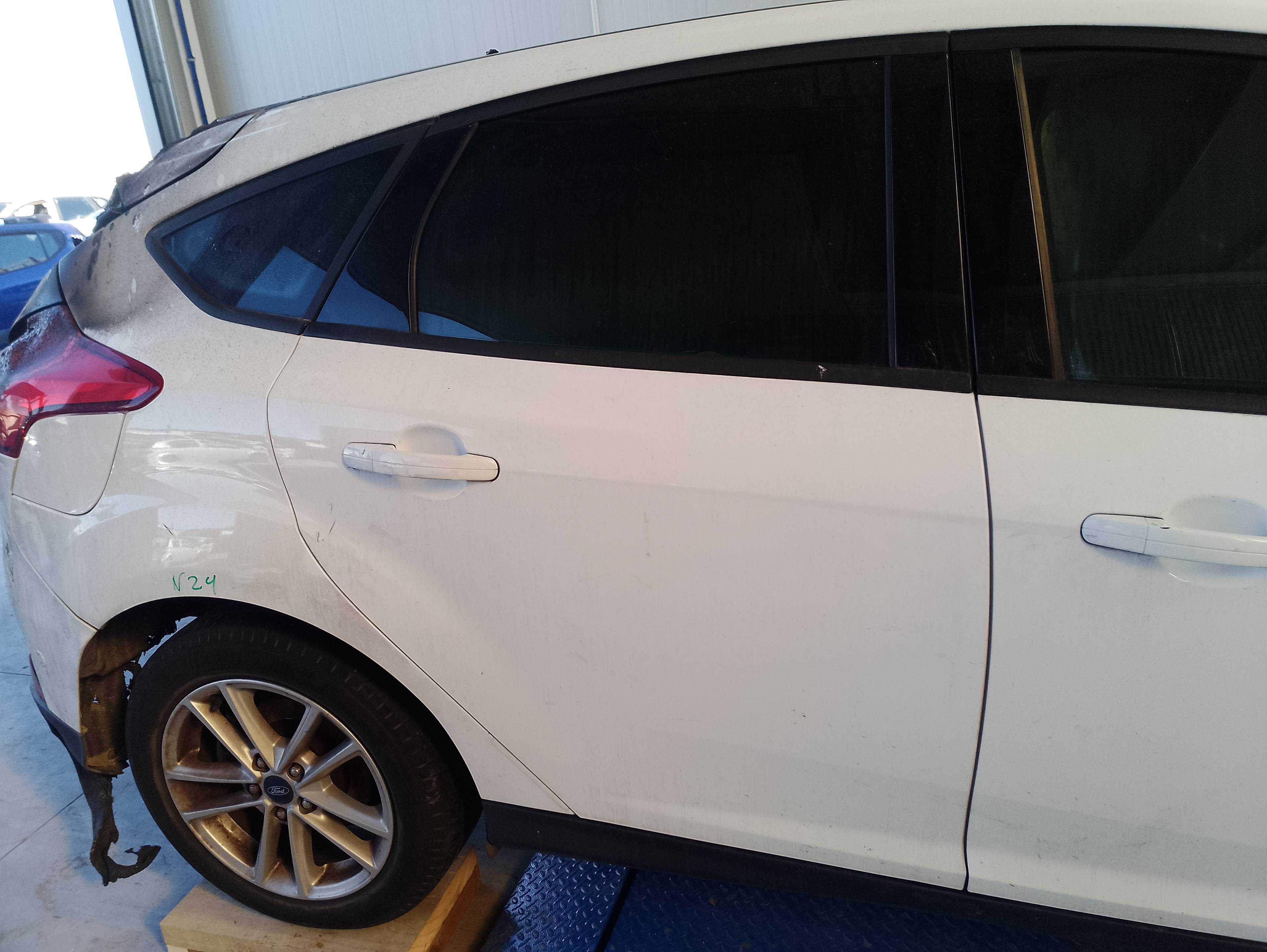 Recambio de puerta trasera derecha para ford focus lim. black&red referencia OEM IAM   