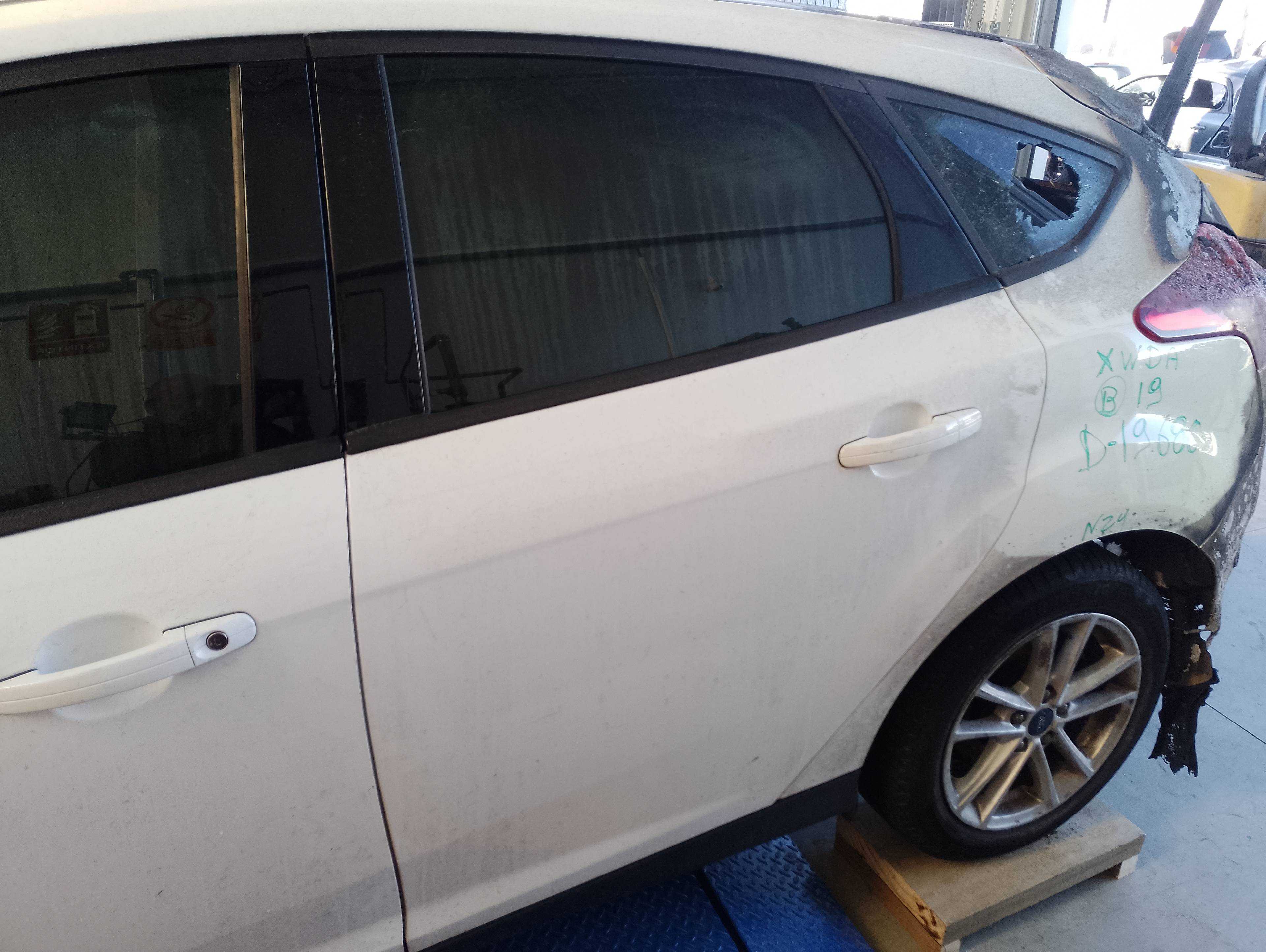 Recambio de puerta trasera izquierda para ford focus lim. black&red referencia OEM IAM   