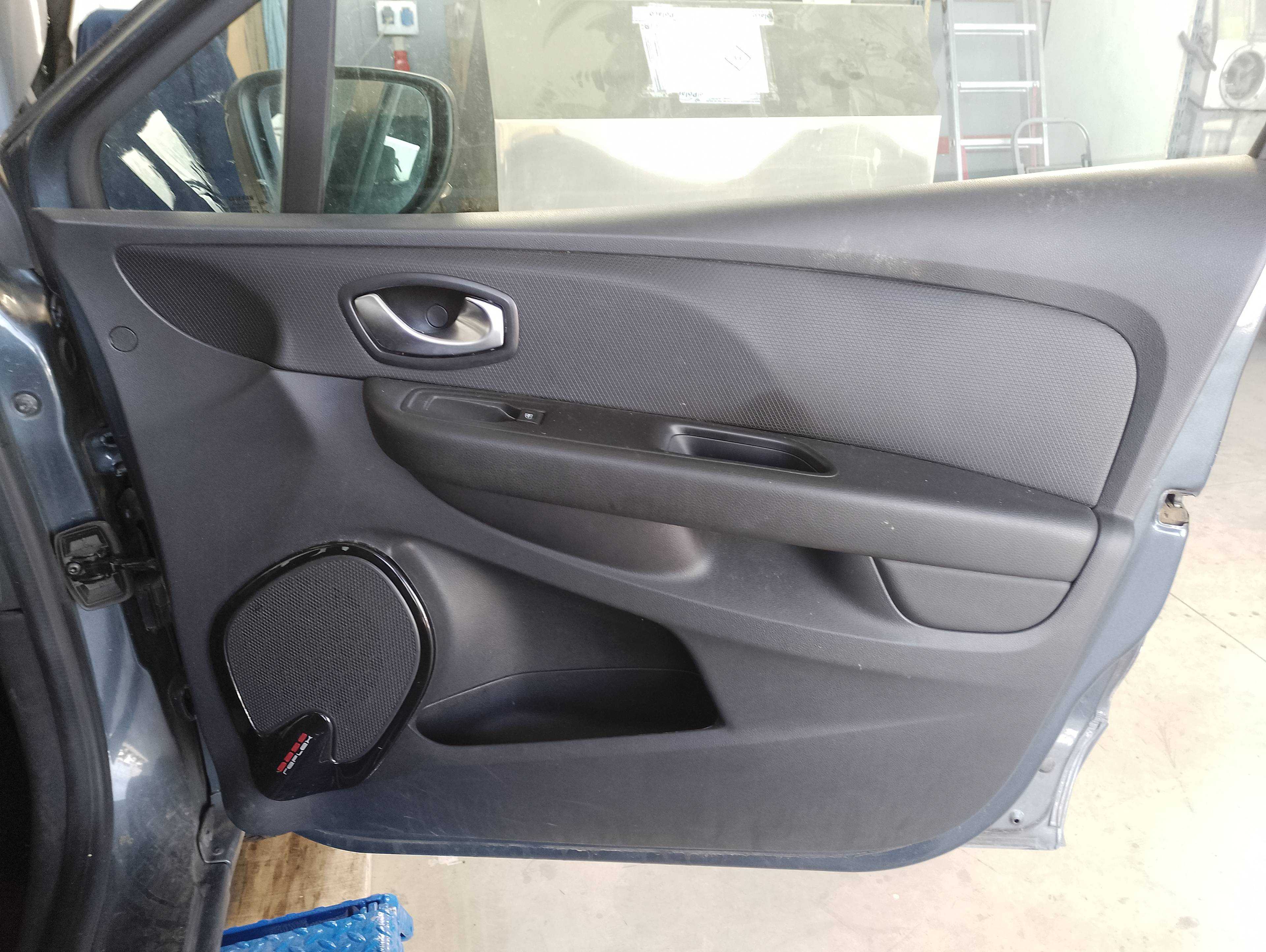 Recambio de guarnecido puerta delantera derecha para renault clio iv 1.0 tce referencia OEM IAM   