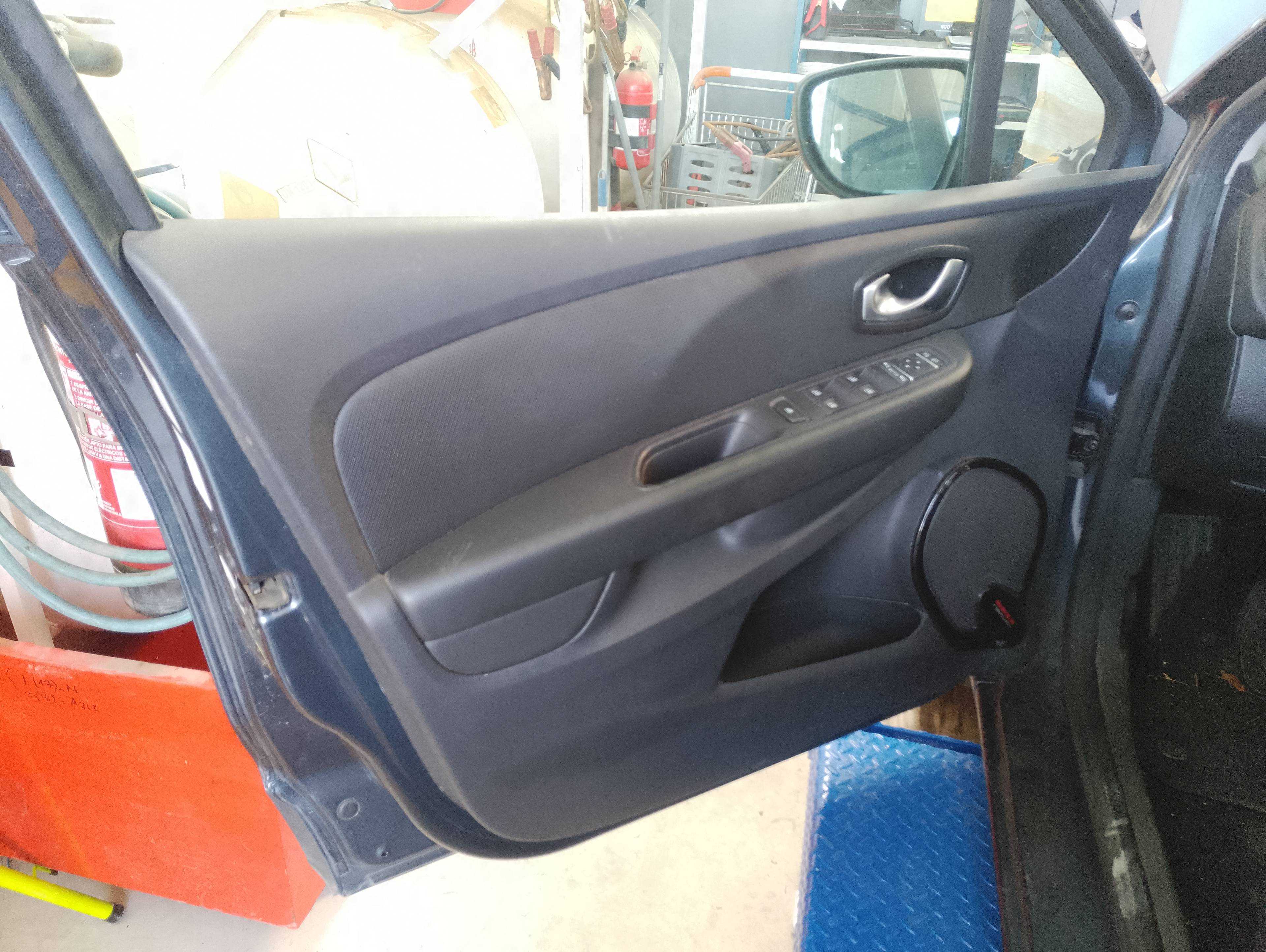 Recambio de guarnecido puerta delantera izquierda para renault clio iv 1.0 tce referencia OEM IAM   