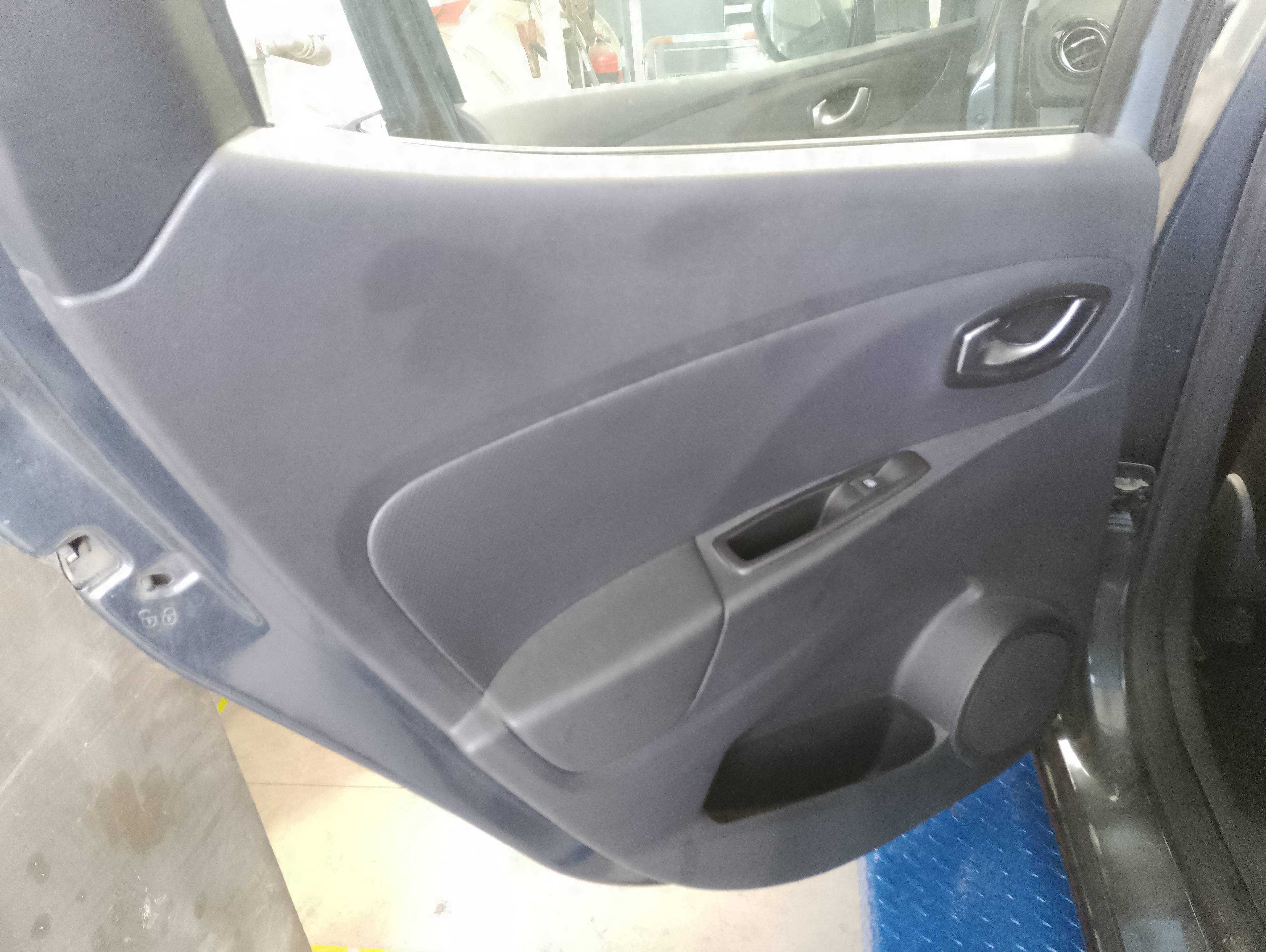 Recambio de guarnecido puerta trasera izquierda para renault clio iv 1.0 tce referencia OEM IAM   