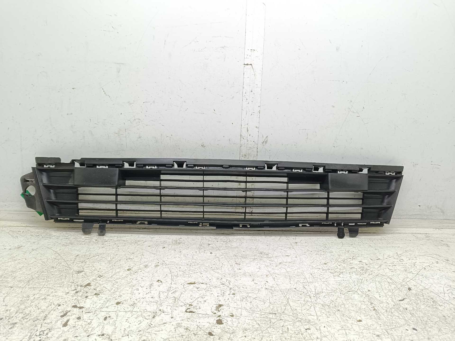 Recambio de rejilla paragolpes central para peugeot partner kasten l1 confort pack referencia OEM IAM 9810963680  
