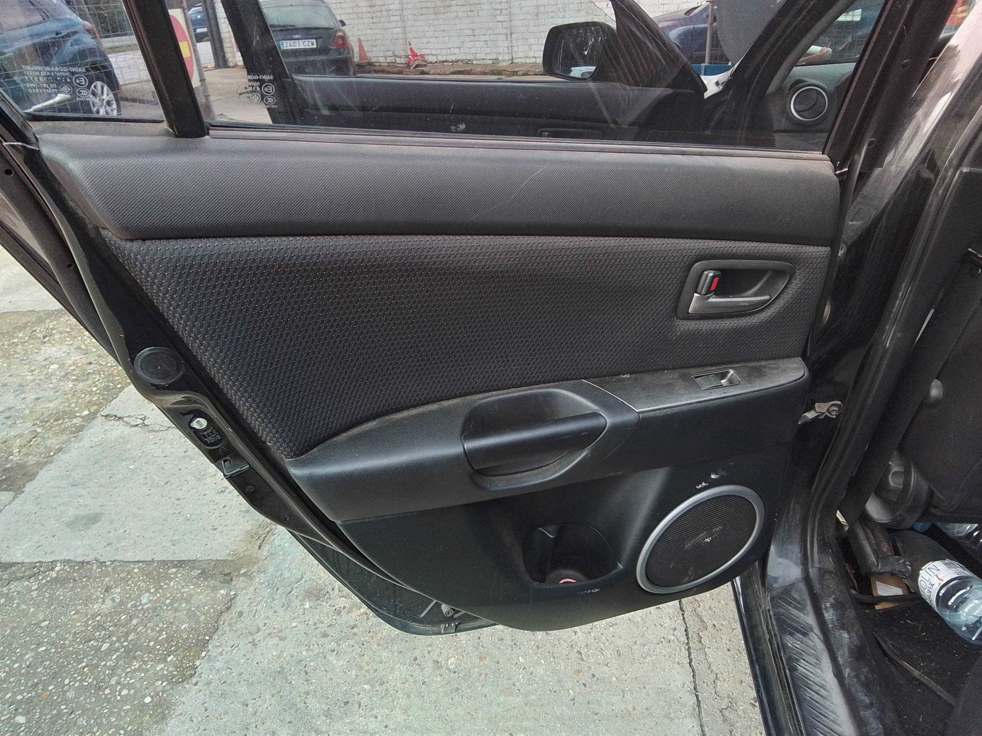 Recambio de guarnecido puerta trasera izquierda para mazda 3 berlina (bk) 1.6 vvt active referencia OEM IAM   
